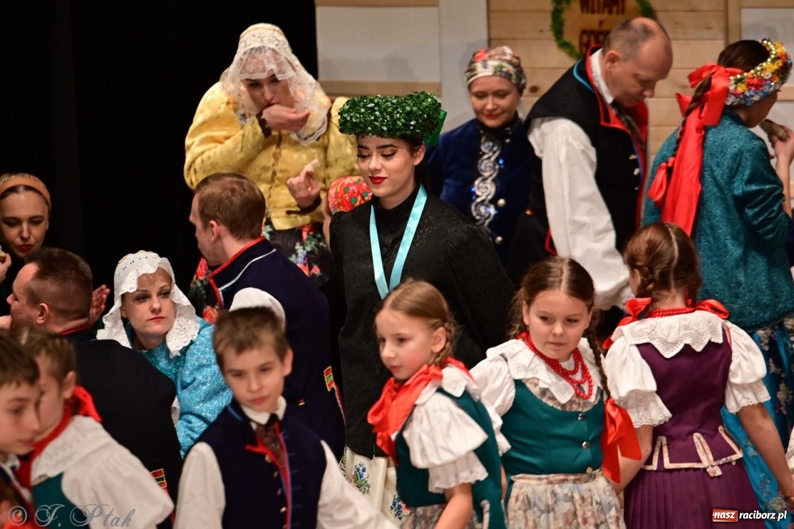 Zdjęcie w galerii na portalu naszraciborz.pl: Raciborzanie wystawili w RCK-u widowisko folklorystyczne Wesele wiadomości z regionu