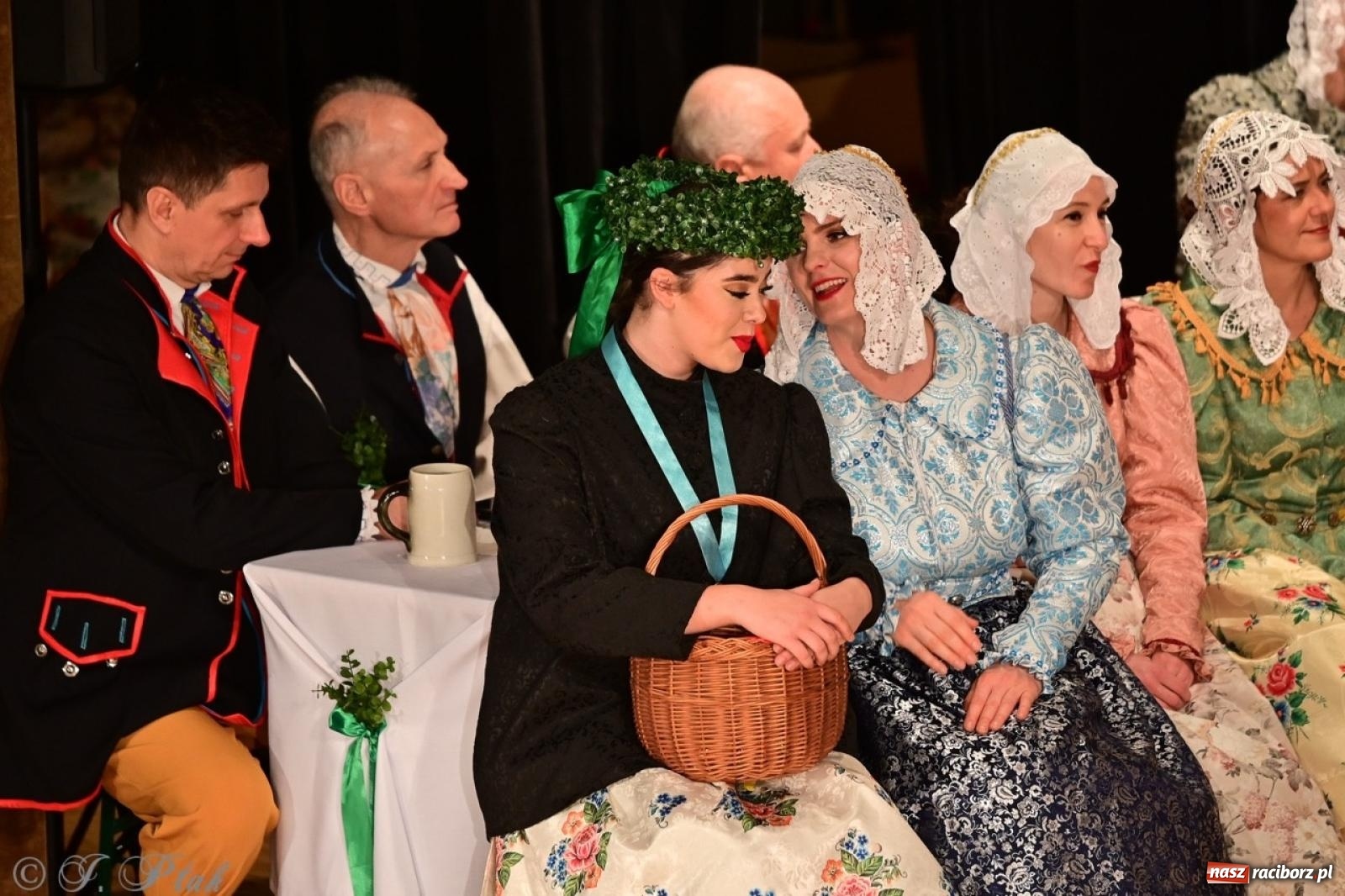 Zdjęcie w galerii na portalu naszraciborz.pl: Raciborzanie wystawili w RCK-u widowisko folklorystyczne Wesele wiadomości z regionu