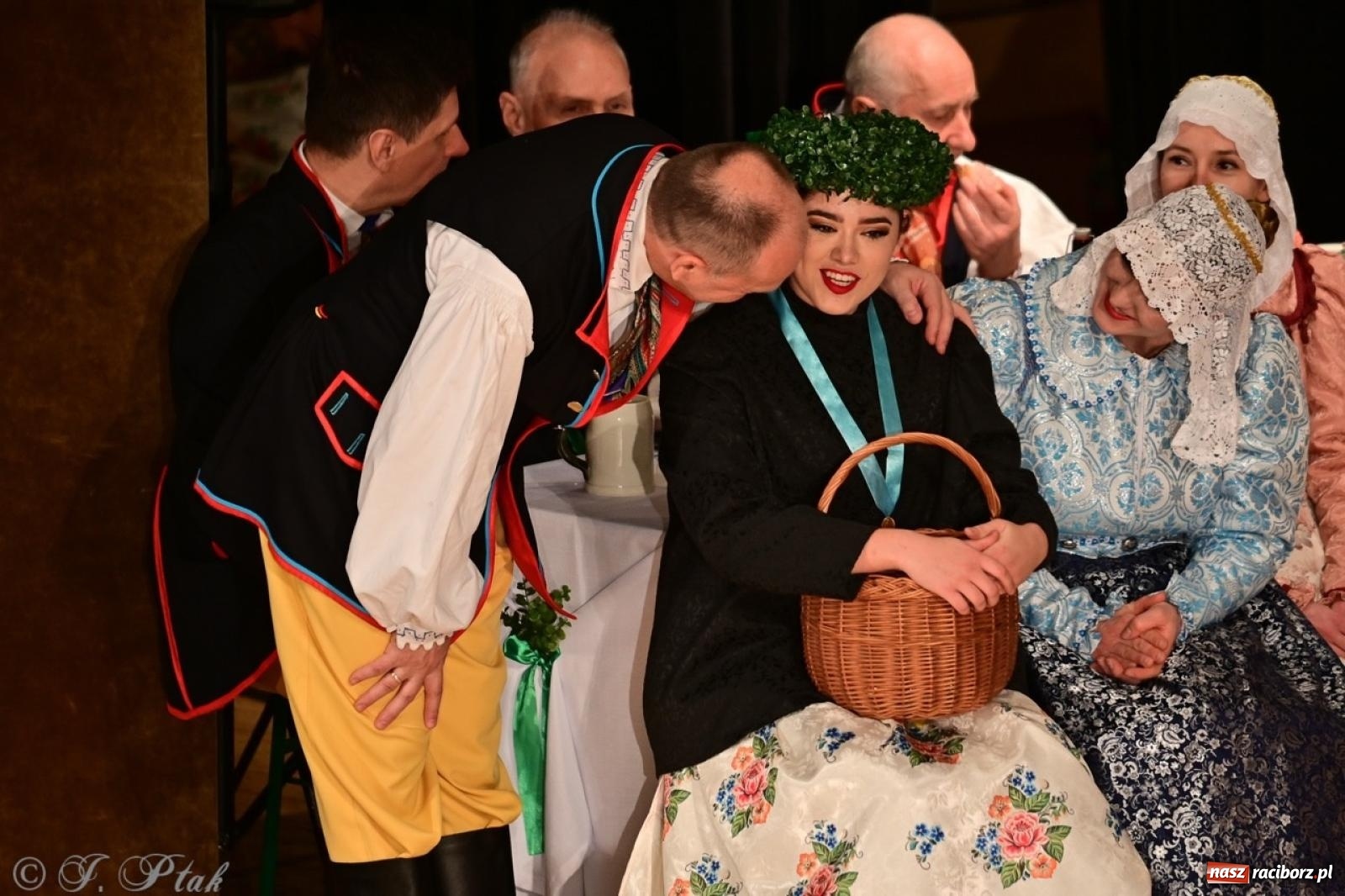 Zdjęcie w galerii na portalu naszraciborz.pl: Raciborzanie wystawili w RCK-u widowisko folklorystyczne Wesele wiadomości z regionu