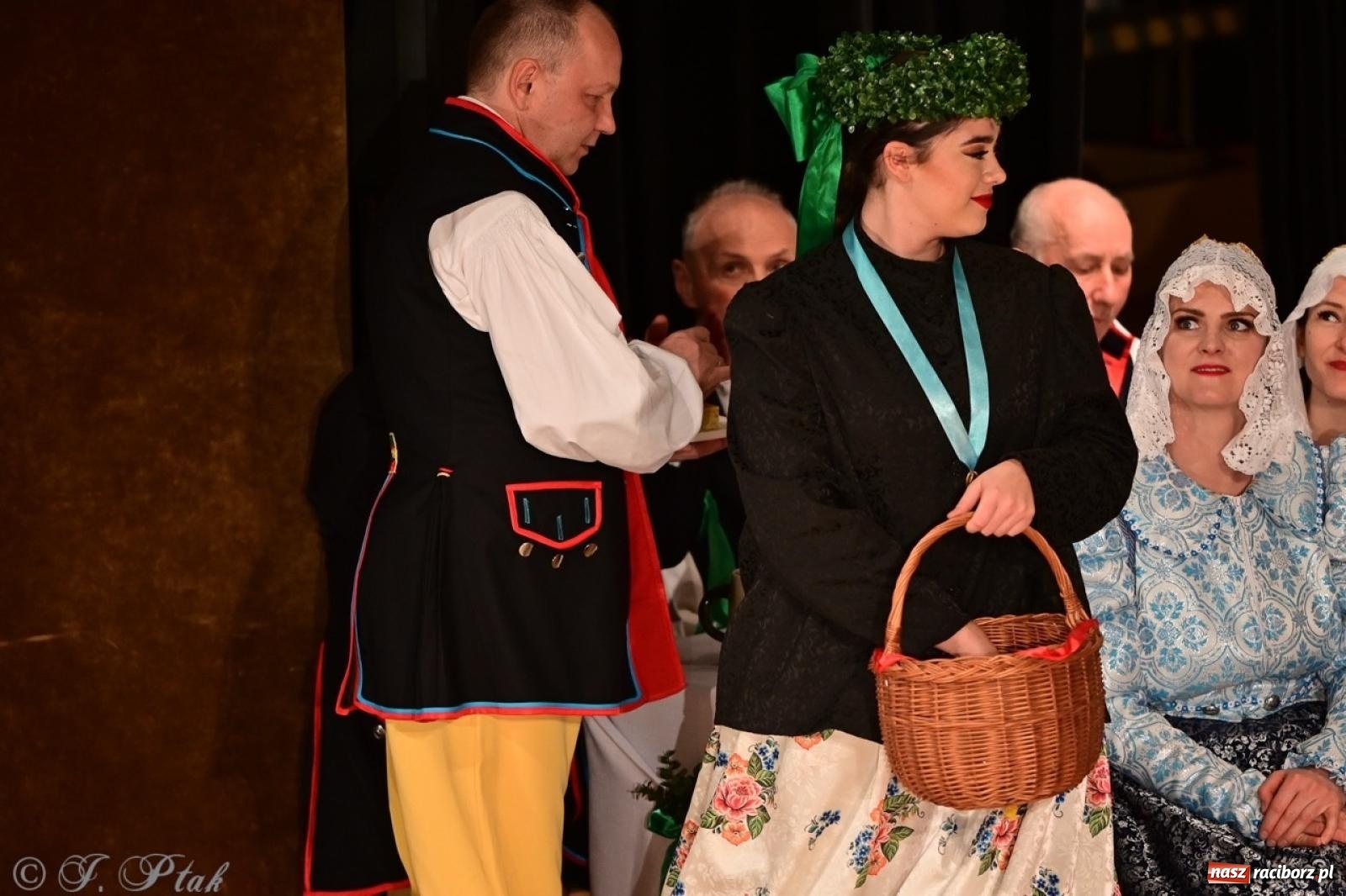 Zdjęcie w galerii na portalu naszraciborz.pl: Raciborzanie wystawili w RCK-u widowisko folklorystyczne Wesele wiadomości z regionu