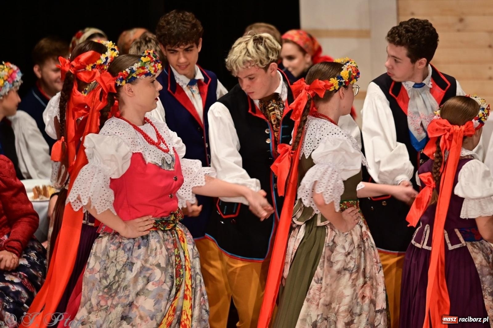 Zdjęcie w galerii na portalu naszraciborz.pl: Raciborzanie wystawili w RCK-u widowisko folklorystyczne Wesele wiadomości z regionu