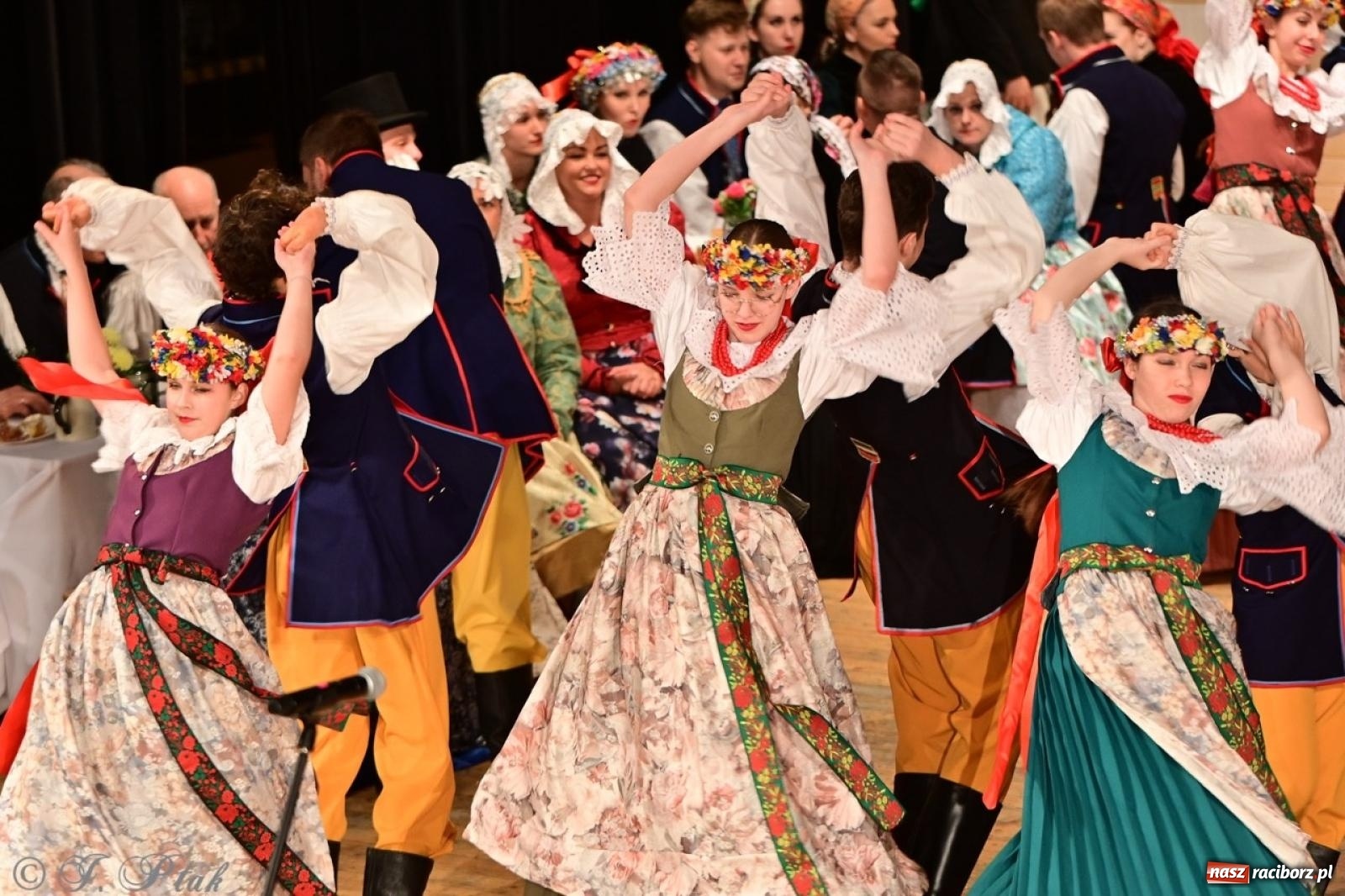 Zdjęcie w galerii na portalu naszraciborz.pl: Raciborzanie wystawili w RCK-u widowisko folklorystyczne Wesele wiadomości z regionu