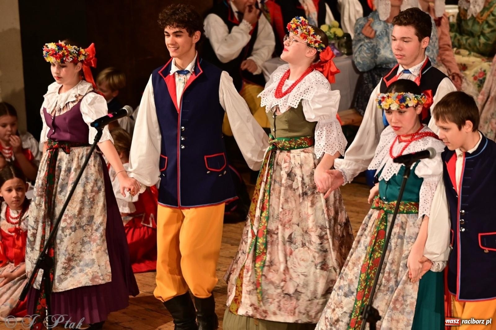 Zdjęcie w galerii na portalu naszraciborz.pl: Raciborzanie wystawili w RCK-u widowisko folklorystyczne Wesele wiadomości z regionu