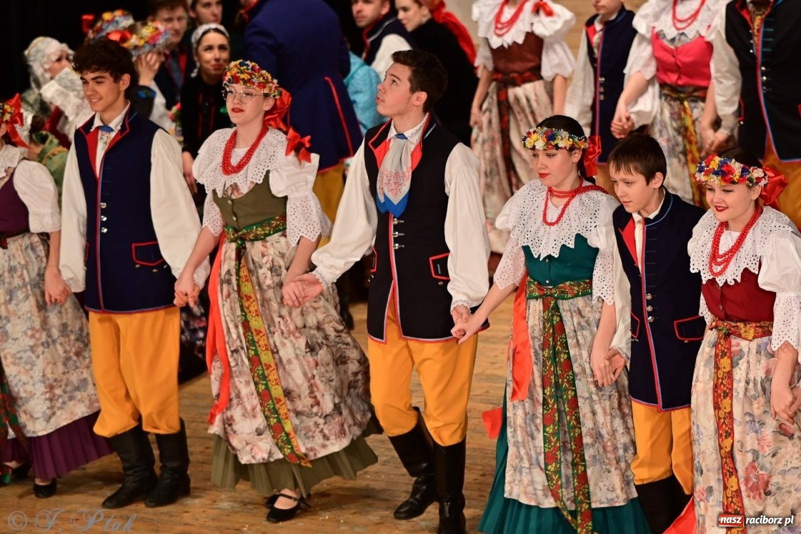 Zdjęcie w galerii na portalu naszraciborz.pl: Raciborzanie wystawili w RCK-u widowisko folklorystyczne Wesele wiadomości z regionu