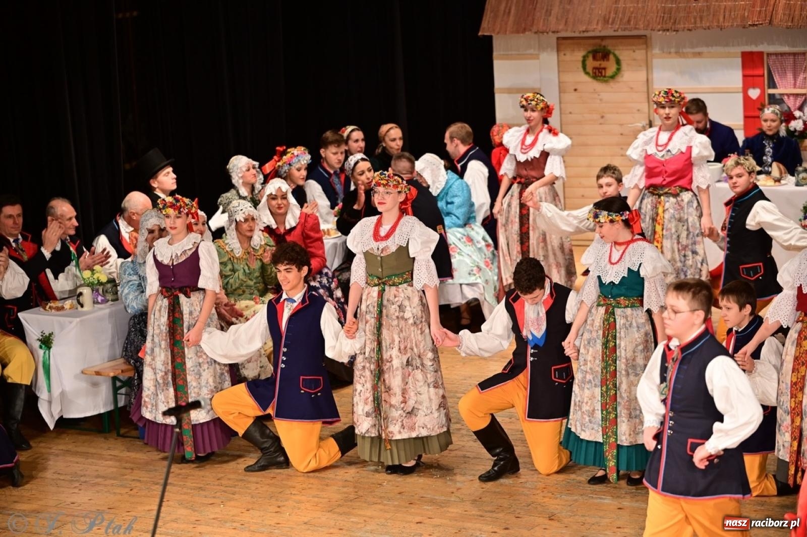 Zdjęcie w galerii na portalu naszraciborz.pl: Raciborzanie wystawili w RCK-u widowisko folklorystyczne Wesele wiadomości z regionu