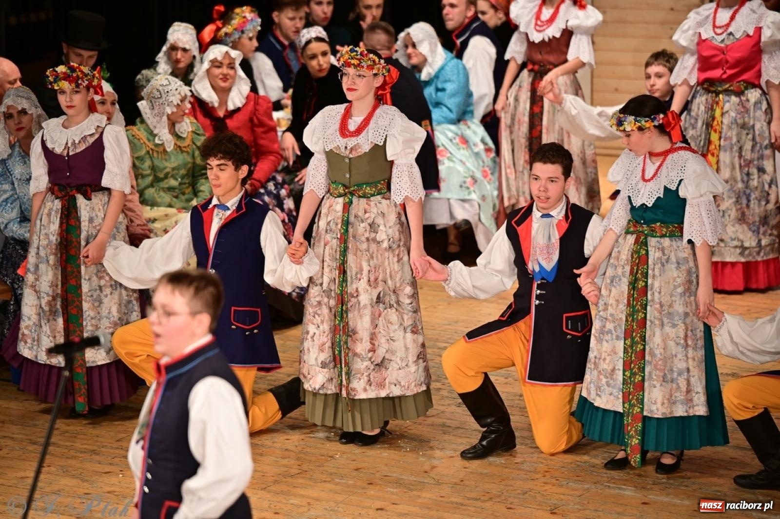 Zdjęcie w galerii na portalu naszraciborz.pl: Raciborzanie wystawili w RCK-u widowisko folklorystyczne Wesele wiadomości z regionu