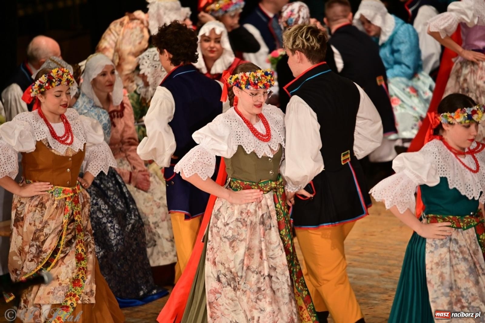 Zdjęcie w galerii na portalu naszraciborz.pl: Raciborzanie wystawili w RCK-u widowisko folklorystyczne Wesele wiadomości z regionu