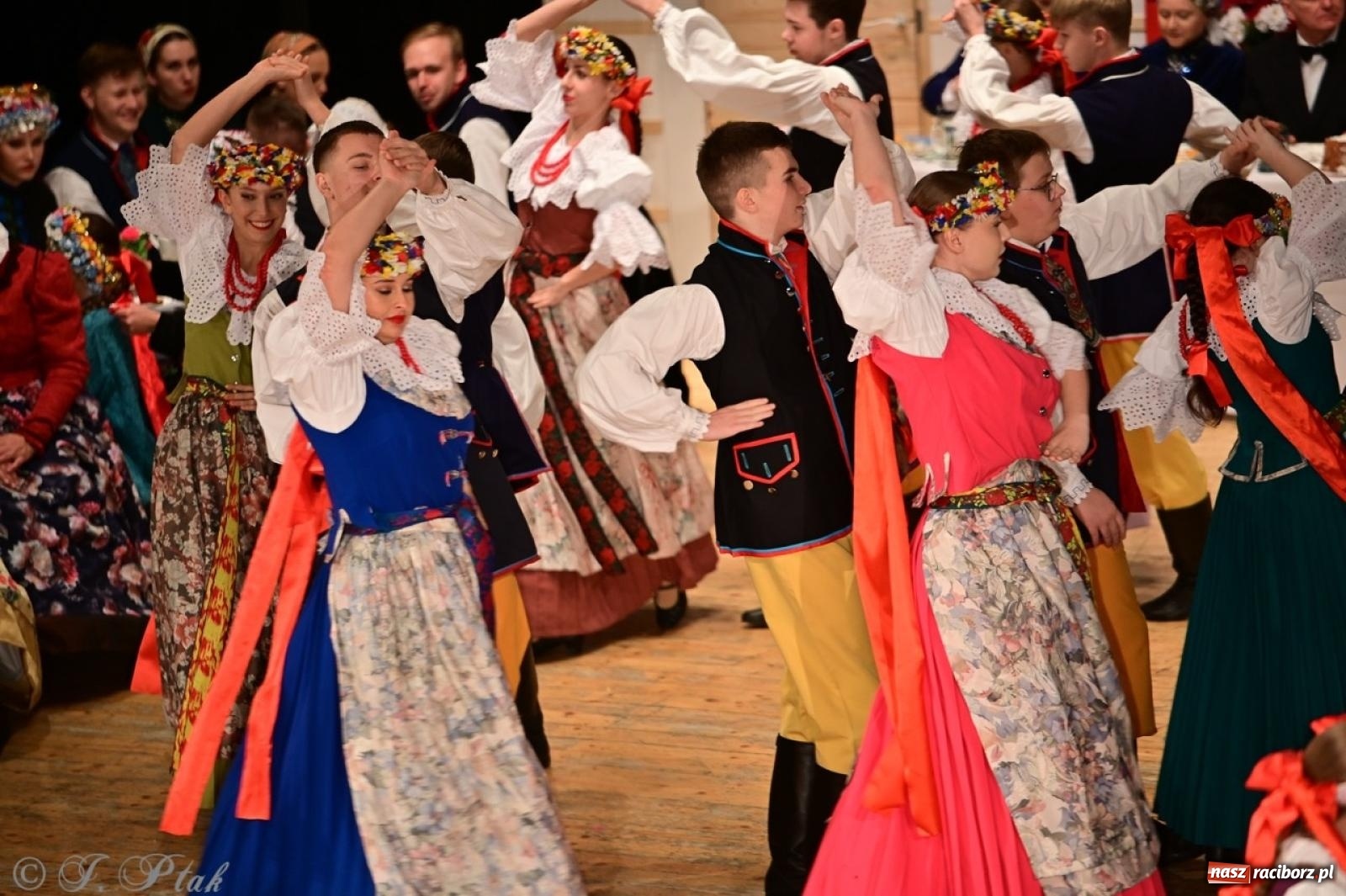 Zdjęcie w galerii na portalu naszraciborz.pl: Raciborzanie wystawili w RCK-u widowisko folklorystyczne Wesele wiadomości z regionu