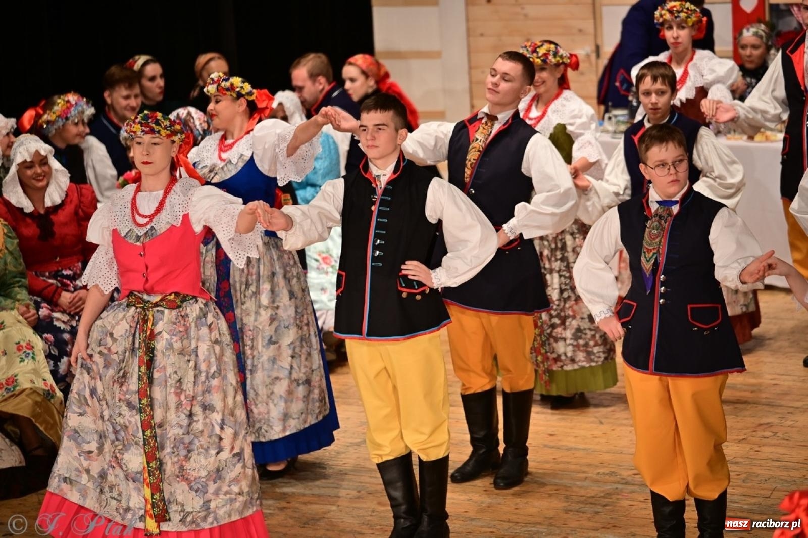 Zdjęcie w galerii na portalu naszraciborz.pl: Raciborzanie wystawili w RCK-u widowisko folklorystyczne Wesele wiadomości z regionu