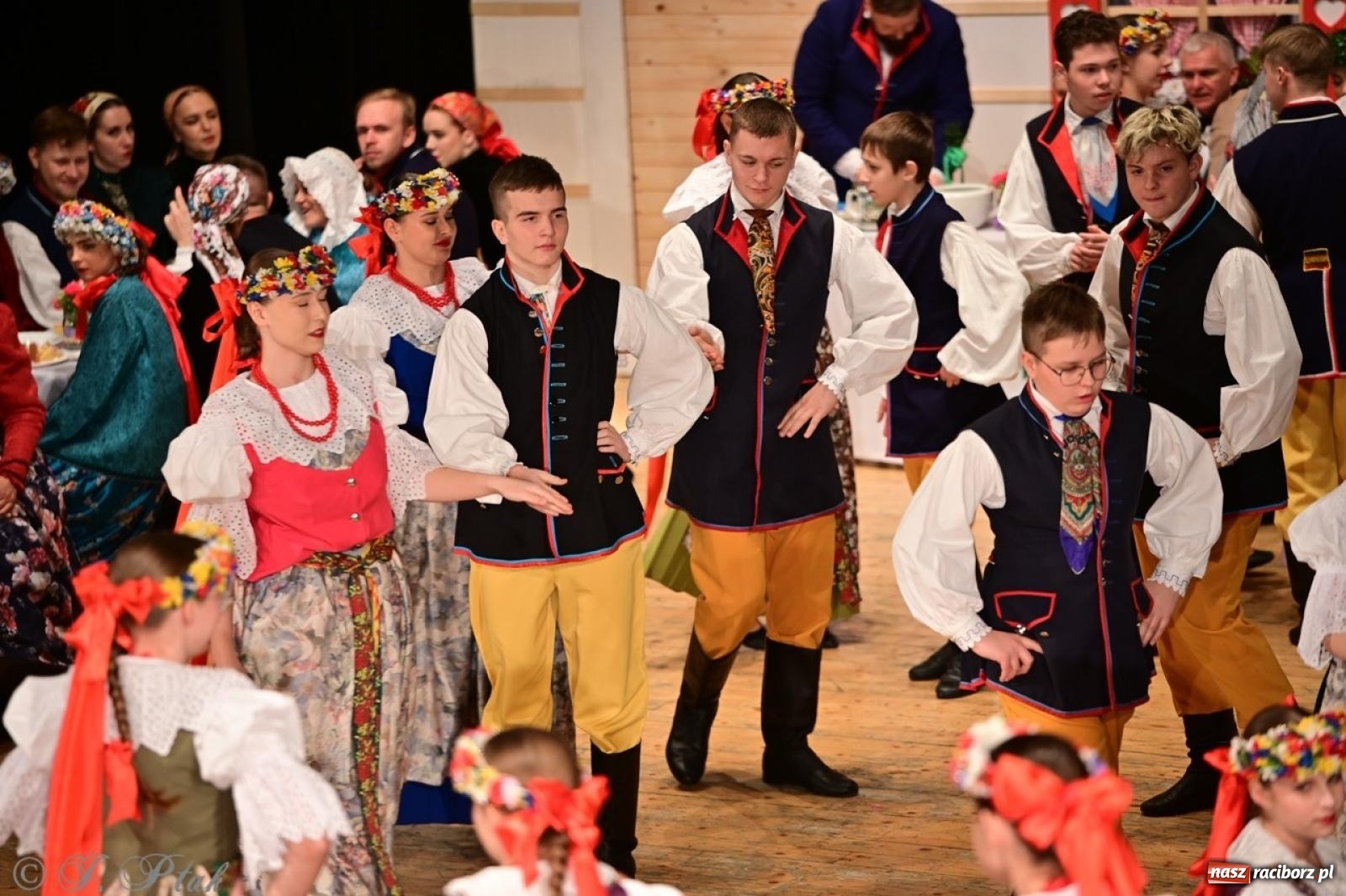 Zdjęcie w galerii na portalu naszraciborz.pl: Raciborzanie wystawili w RCK-u widowisko folklorystyczne Wesele wiadomości z regionu