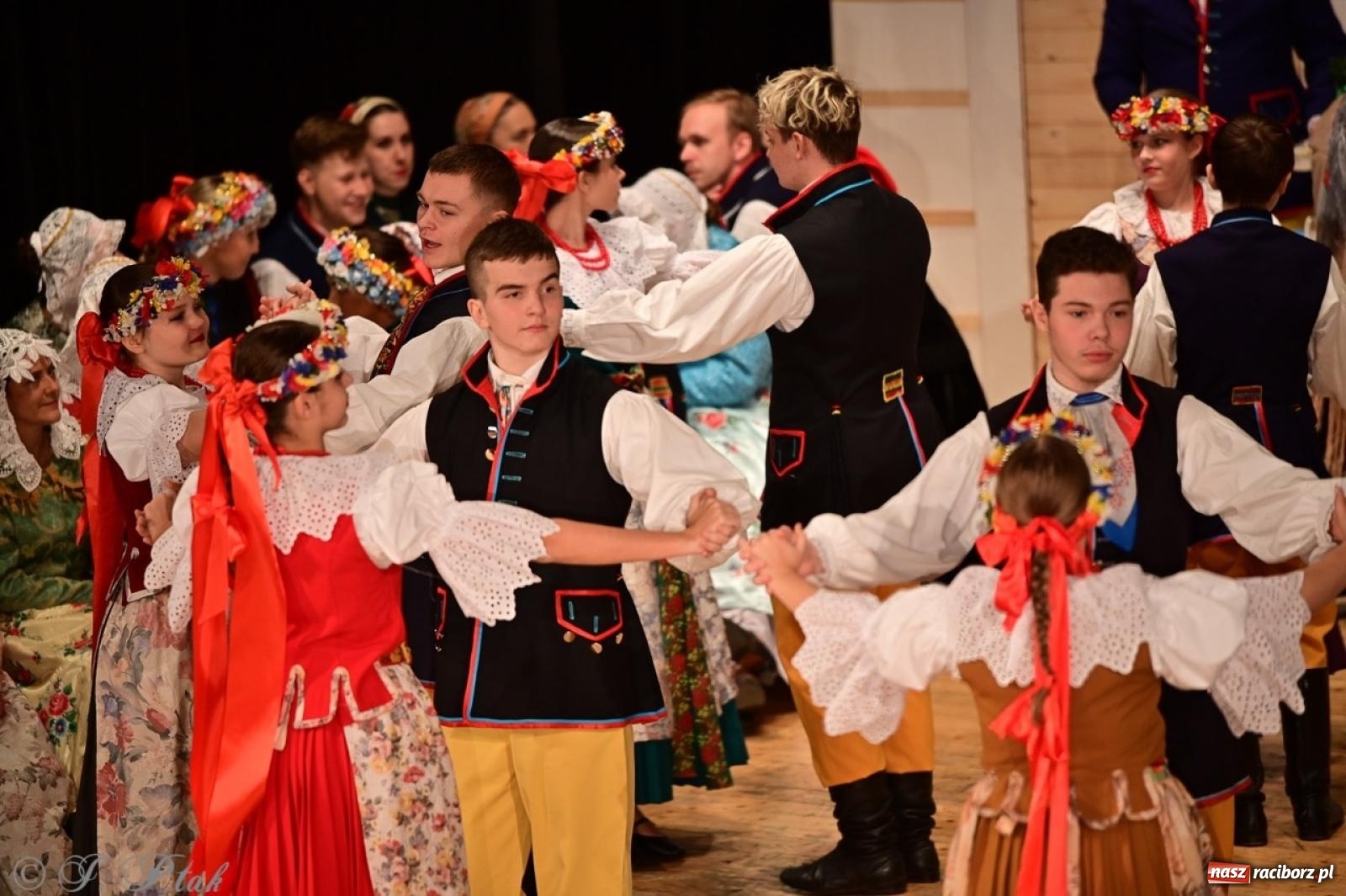 Zdjęcie w galerii na portalu naszraciborz.pl: Raciborzanie wystawili w RCK-u widowisko folklorystyczne Wesele wiadomości z regionu