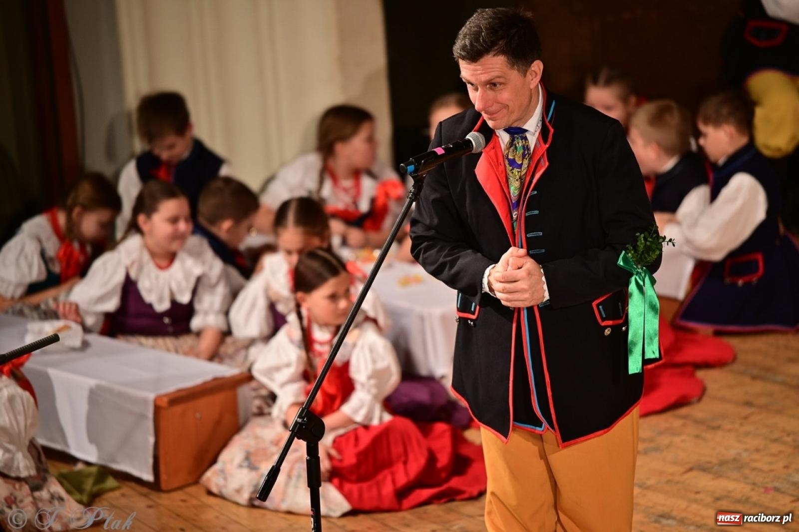 Zdjęcie w galerii na portalu naszraciborz.pl: Raciborzanie wystawili w RCK-u widowisko folklorystyczne Wesele wiadomości z regionu