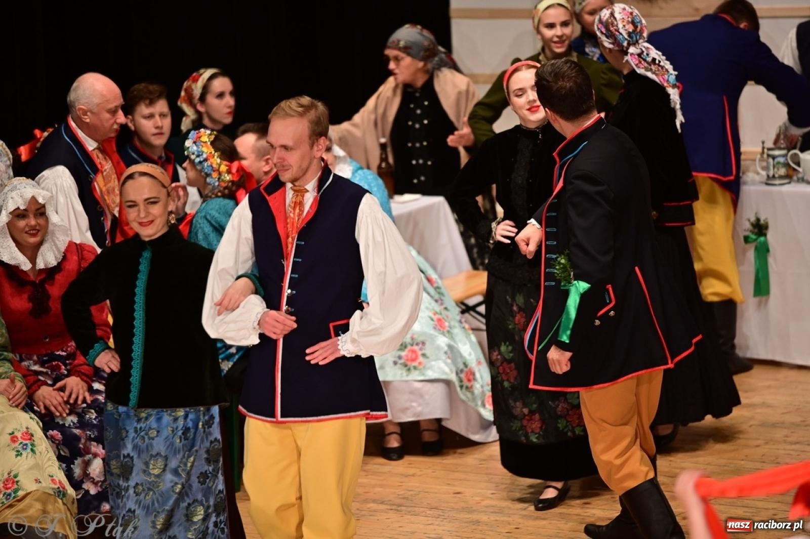 Zdjęcie w galerii na portalu naszraciborz.pl: Raciborzanie wystawili w RCK-u widowisko folklorystyczne Wesele wiadomości z regionu