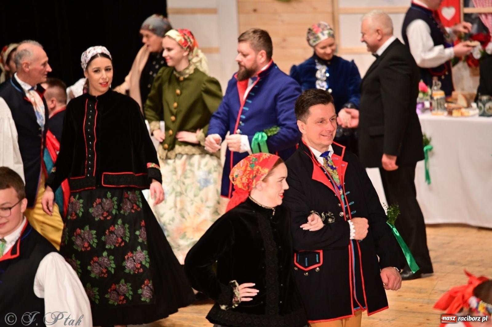 Zdjęcie w galerii na portalu naszraciborz.pl: Raciborzanie wystawili w RCK-u widowisko folklorystyczne Wesele wiadomości z regionu