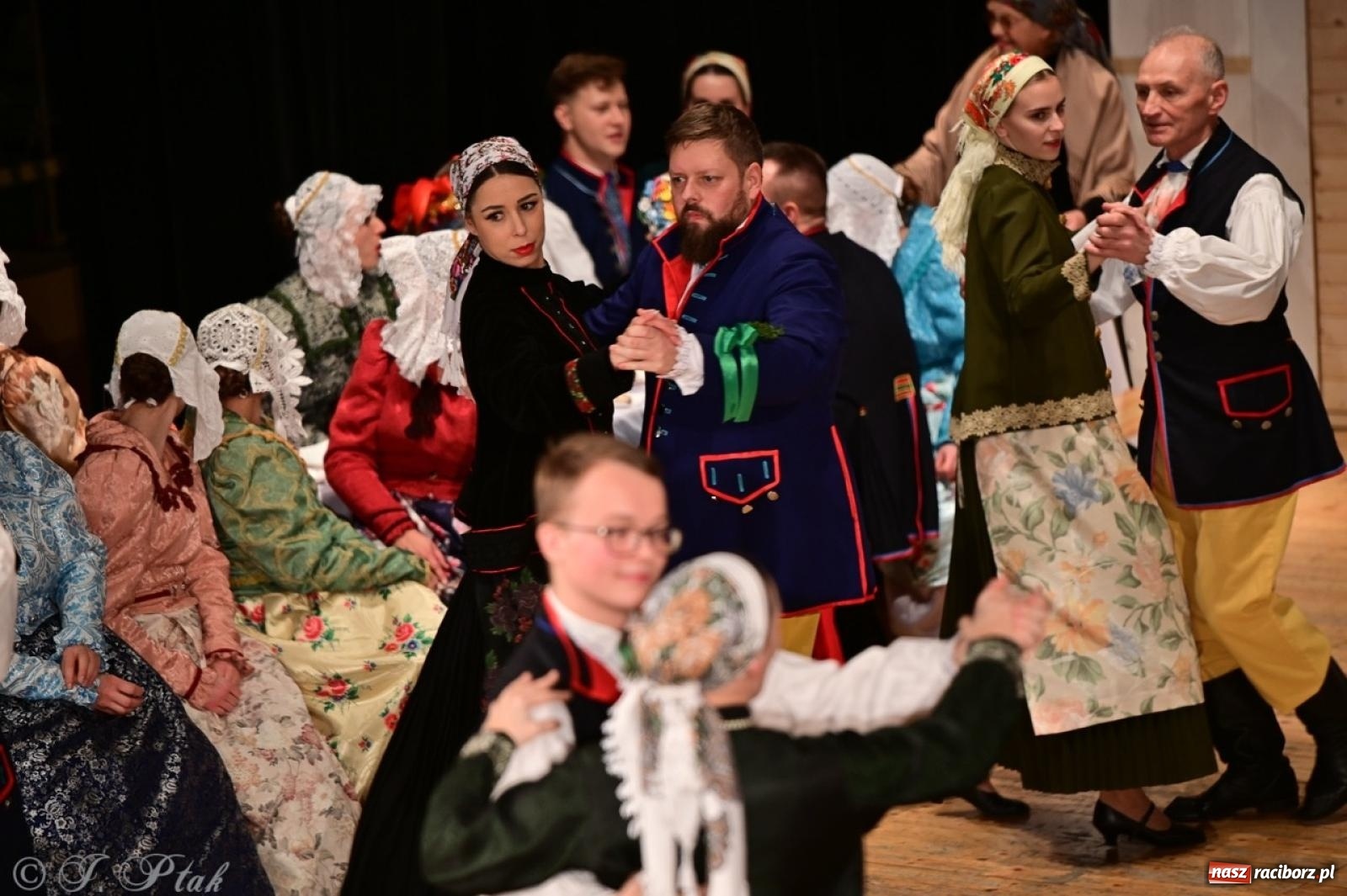 Zdjęcie w galerii na portalu naszraciborz.pl: Raciborzanie wystawili w RCK-u widowisko folklorystyczne Wesele wiadomości z regionu