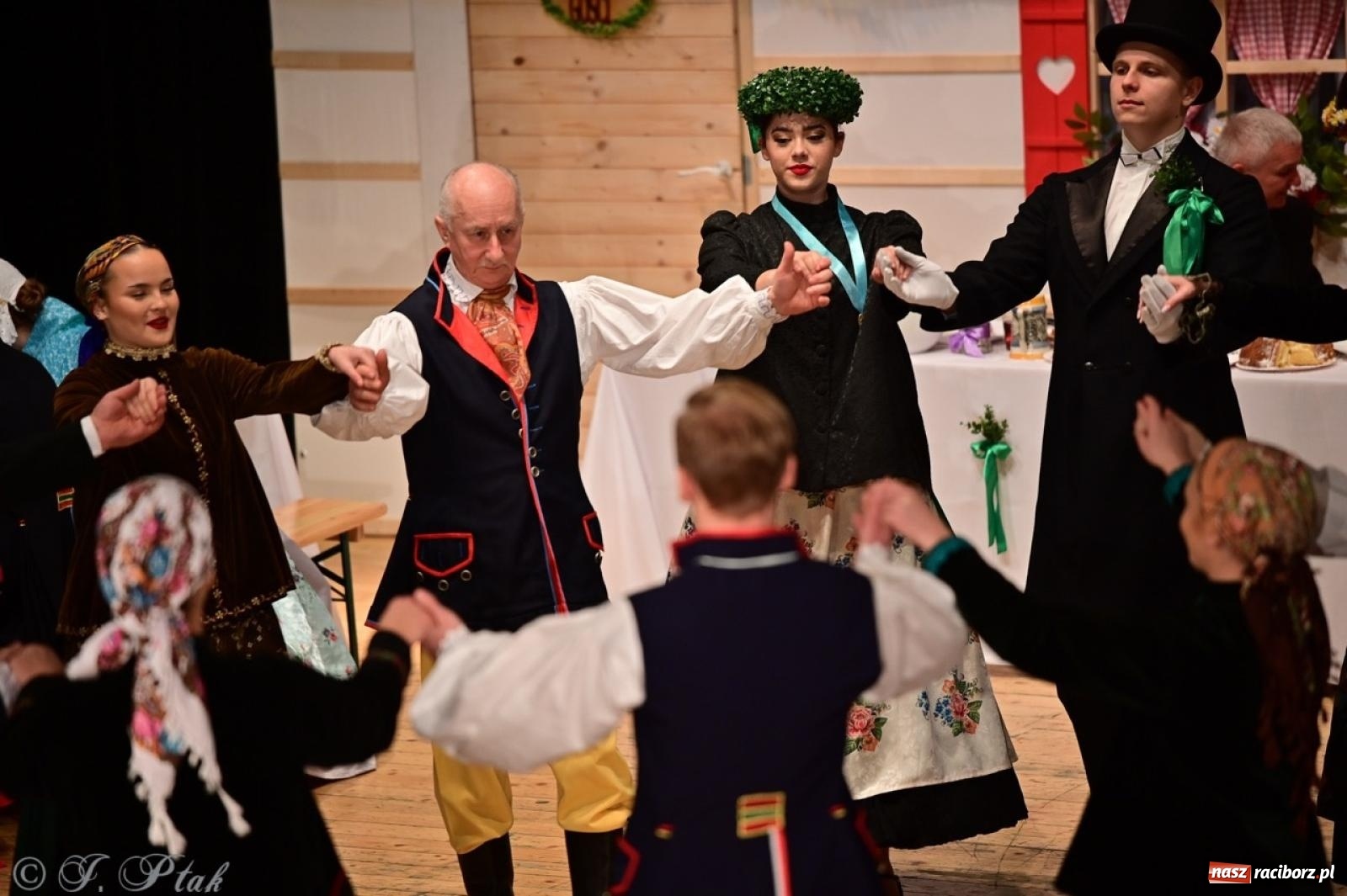 Zdjęcie w galerii na portalu naszraciborz.pl: Raciborzanie wystawili w RCK-u widowisko folklorystyczne Wesele wiadomości z regionu