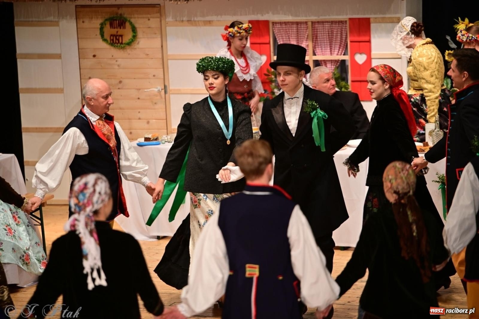 Zdjęcie w galerii na portalu naszraciborz.pl: Raciborzanie wystawili w RCK-u widowisko folklorystyczne Wesele wiadomości z regionu