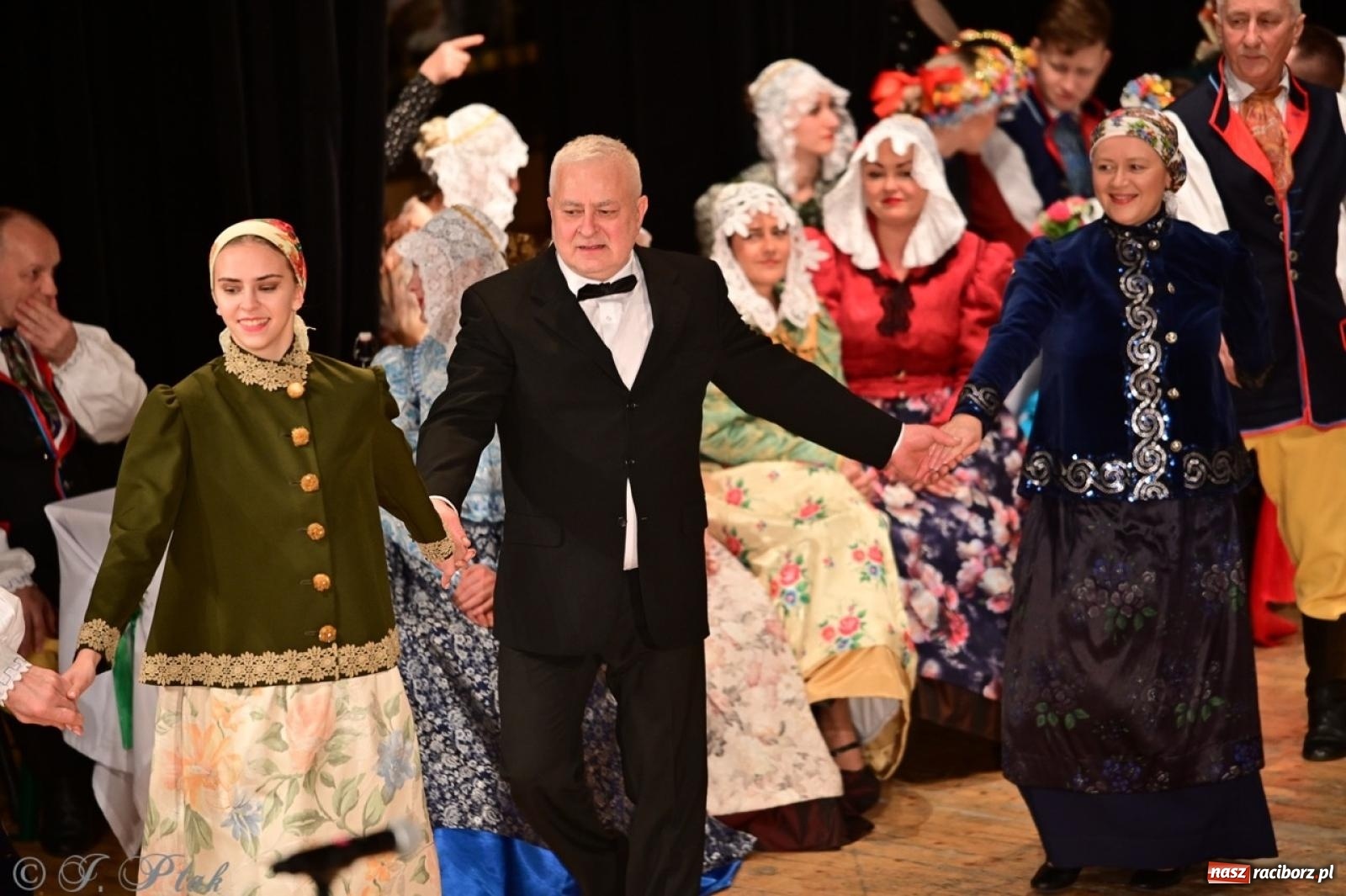 Zdjęcie w galerii na portalu naszraciborz.pl: Raciborzanie wystawili w RCK-u widowisko folklorystyczne Wesele wiadomości z regionu