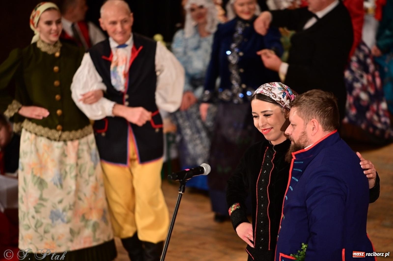 Zdjęcie w galerii na portalu naszraciborz.pl: Raciborzanie wystawili w RCK-u widowisko folklorystyczne Wesele wiadomości z regionu