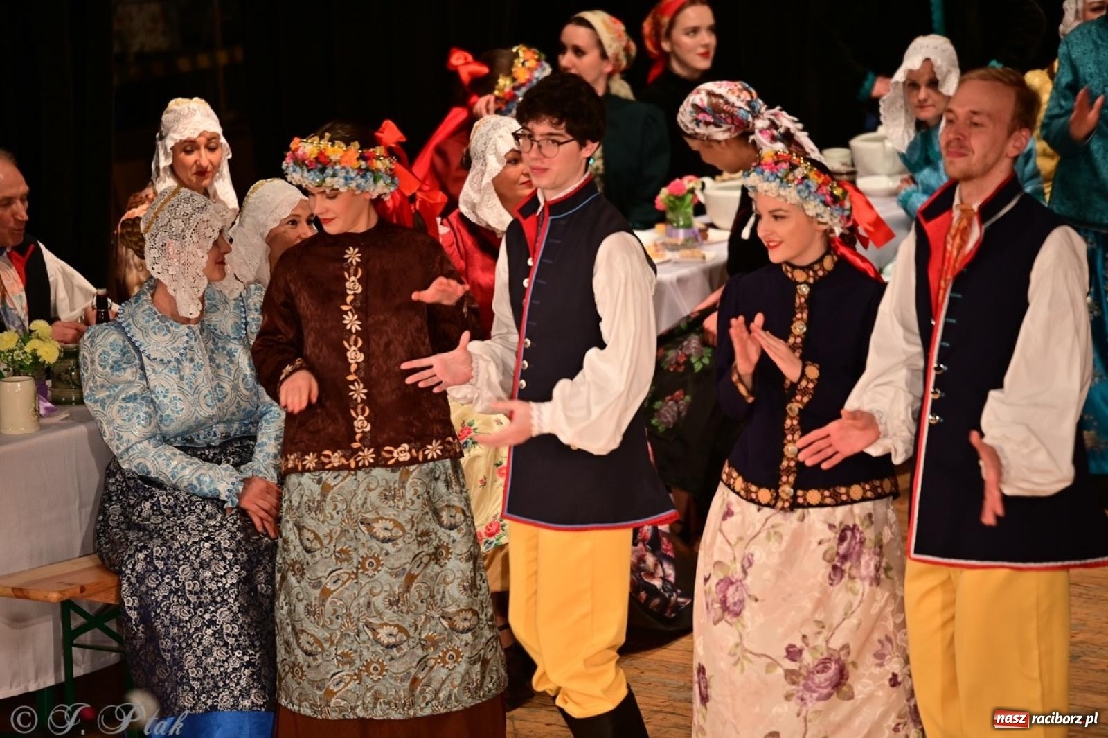Zdjęcie w galerii na portalu naszraciborz.pl: Raciborzanie wystawili w RCK-u widowisko folklorystyczne Wesele wiadomości z regionu