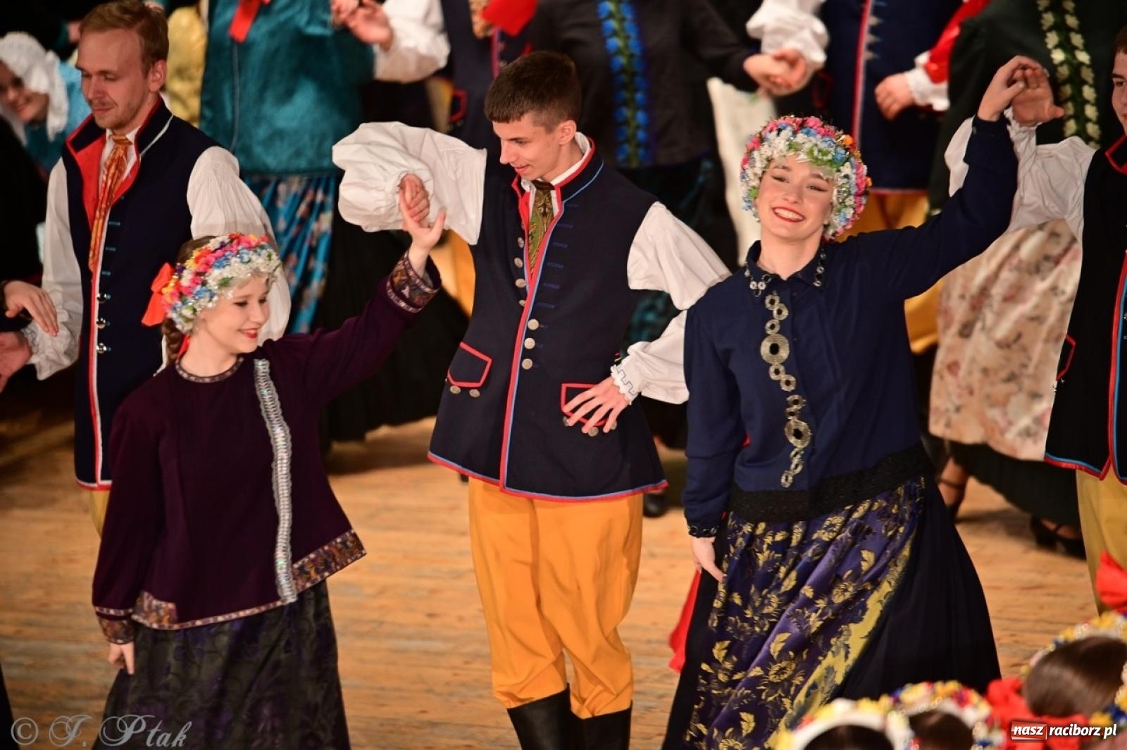 Zdjęcie w galerii na portalu naszraciborz.pl: Raciborzanie wystawili w RCK-u widowisko folklorystyczne Wesele wiadomości z regionu