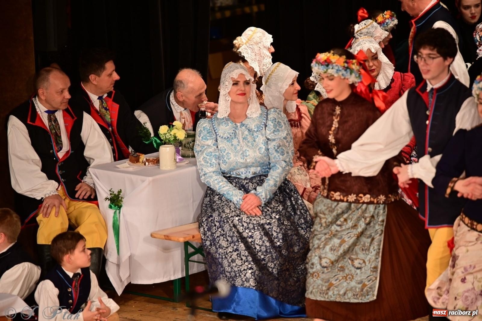 Zdjęcie w galerii na portalu naszraciborz.pl: Raciborzanie wystawili w RCK-u widowisko folklorystyczne Wesele wiadomości z regionu