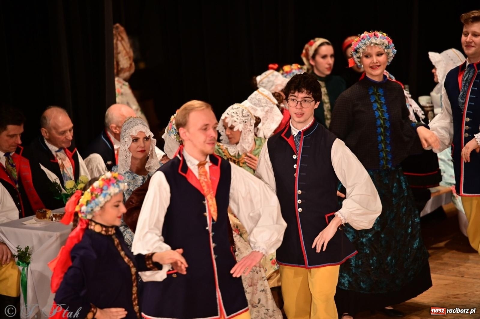 Zdjęcie w galerii na portalu naszraciborz.pl: Raciborzanie wystawili w RCK-u widowisko folklorystyczne Wesele wiadomości z regionu