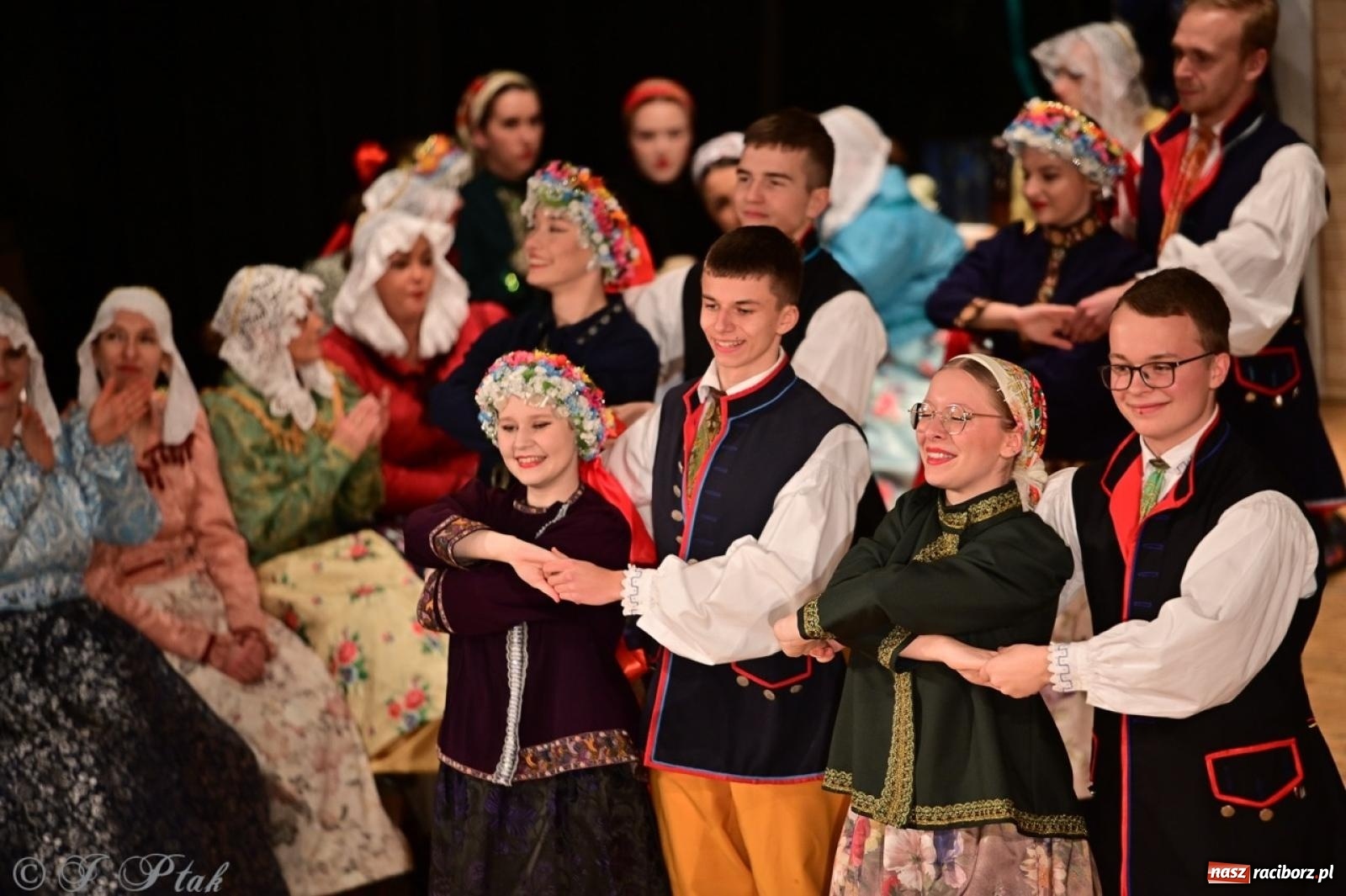 Zdjęcie w galerii na portalu naszraciborz.pl: Raciborzanie wystawili w RCK-u widowisko folklorystyczne Wesele wiadomości z regionu