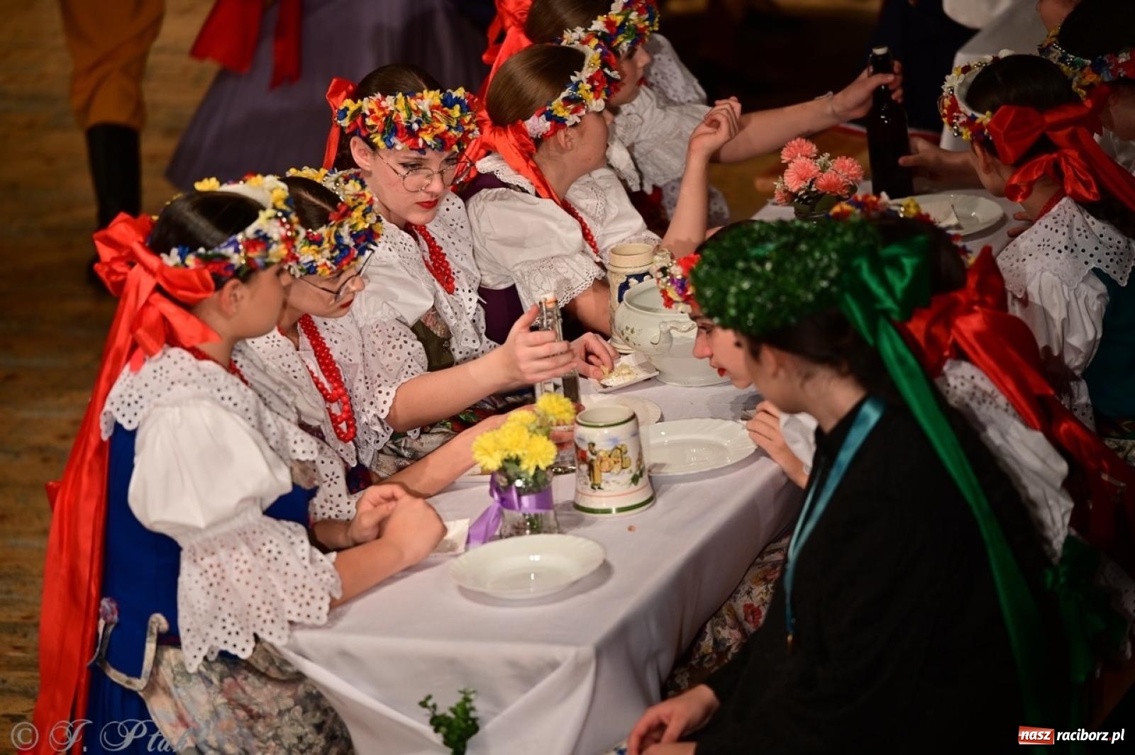 Zdjęcie w galerii na portalu naszraciborz.pl: Raciborzanie wystawili w RCK-u widowisko folklorystyczne Wesele wiadomości z regionu