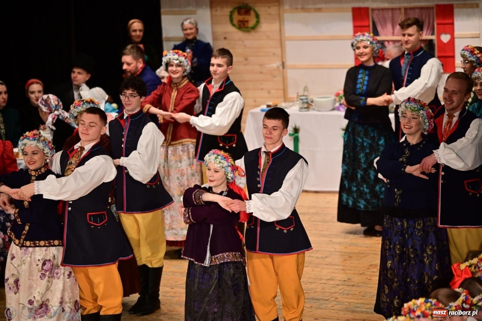 Zdjęcie w galerii na portalu naszraciborz.pl: Raciborzanie wystawili w RCK-u widowisko folklorystyczne Wesele wiadomości z regionu