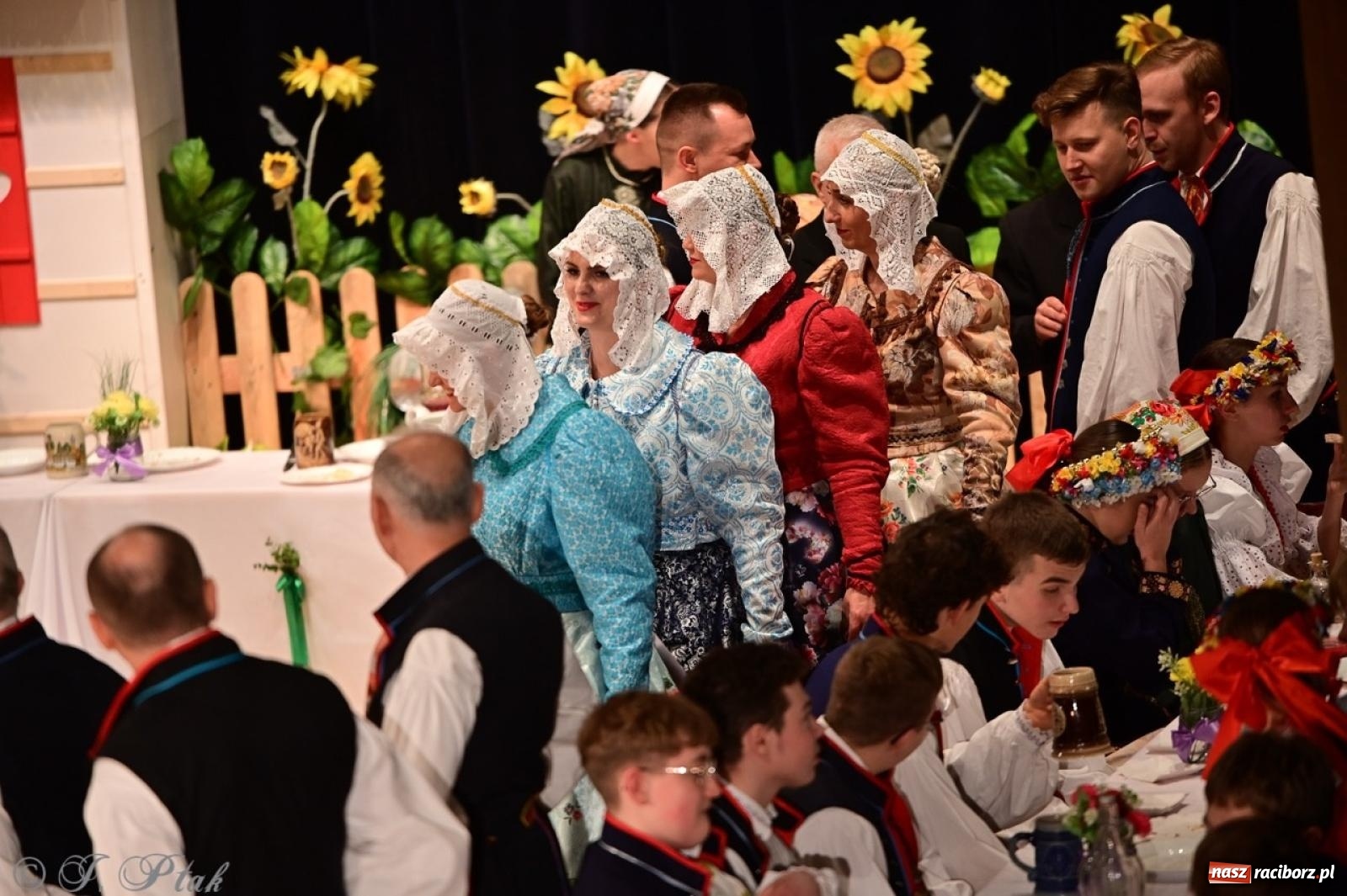 Zdjęcie w galerii na portalu naszraciborz.pl: Raciborzanie wystawili w RCK-u widowisko folklorystyczne Wesele wiadomości z regionu