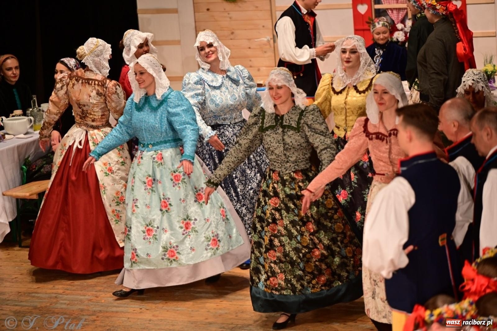Zdjęcie w galerii na portalu naszraciborz.pl: Raciborzanie wystawili w RCK-u widowisko folklorystyczne Wesele wiadomości z regionu