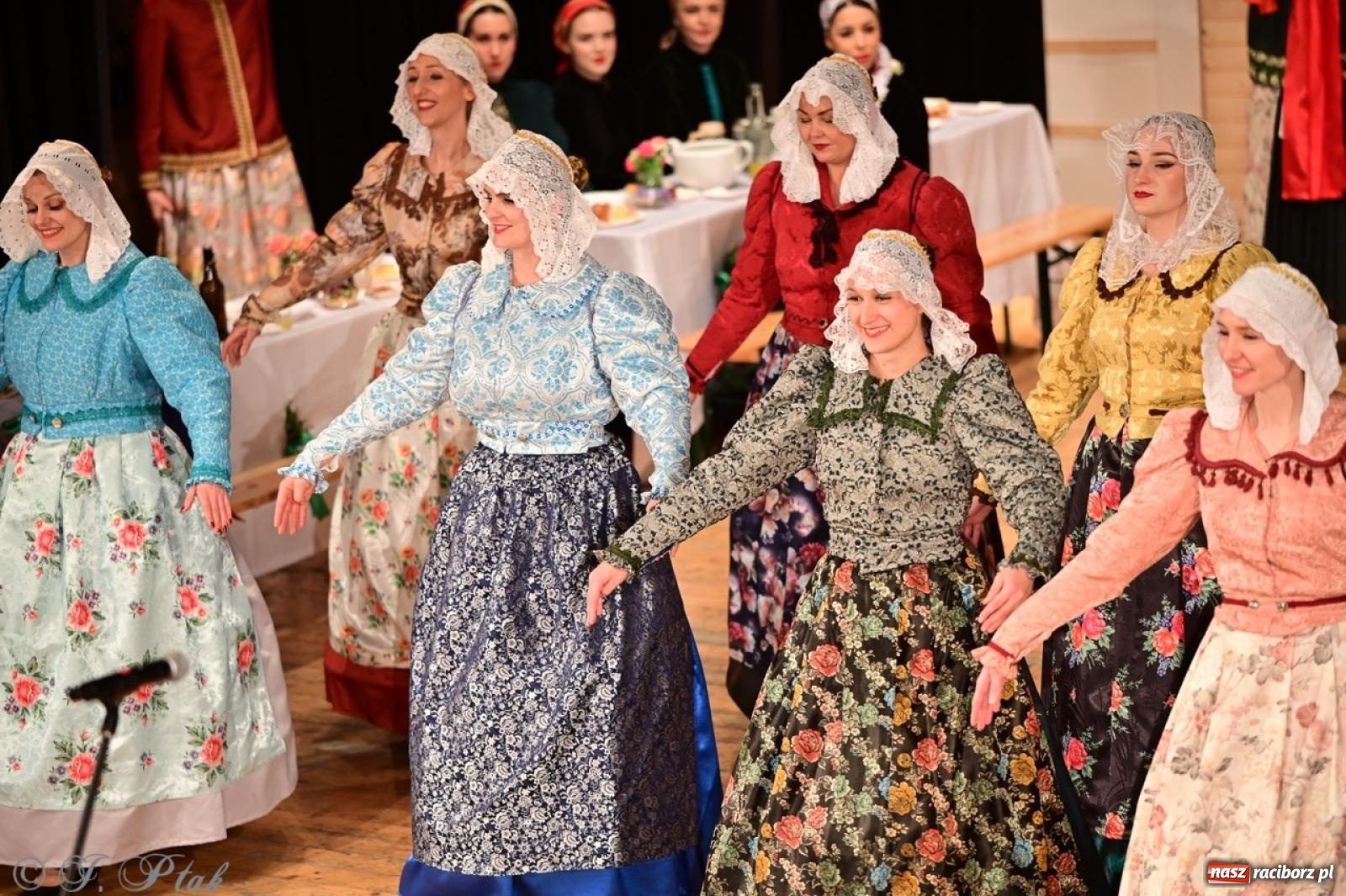 Zdjęcie w galerii na portalu naszraciborz.pl: Raciborzanie wystawili w RCK-u widowisko folklorystyczne Wesele wiadomości z regionu