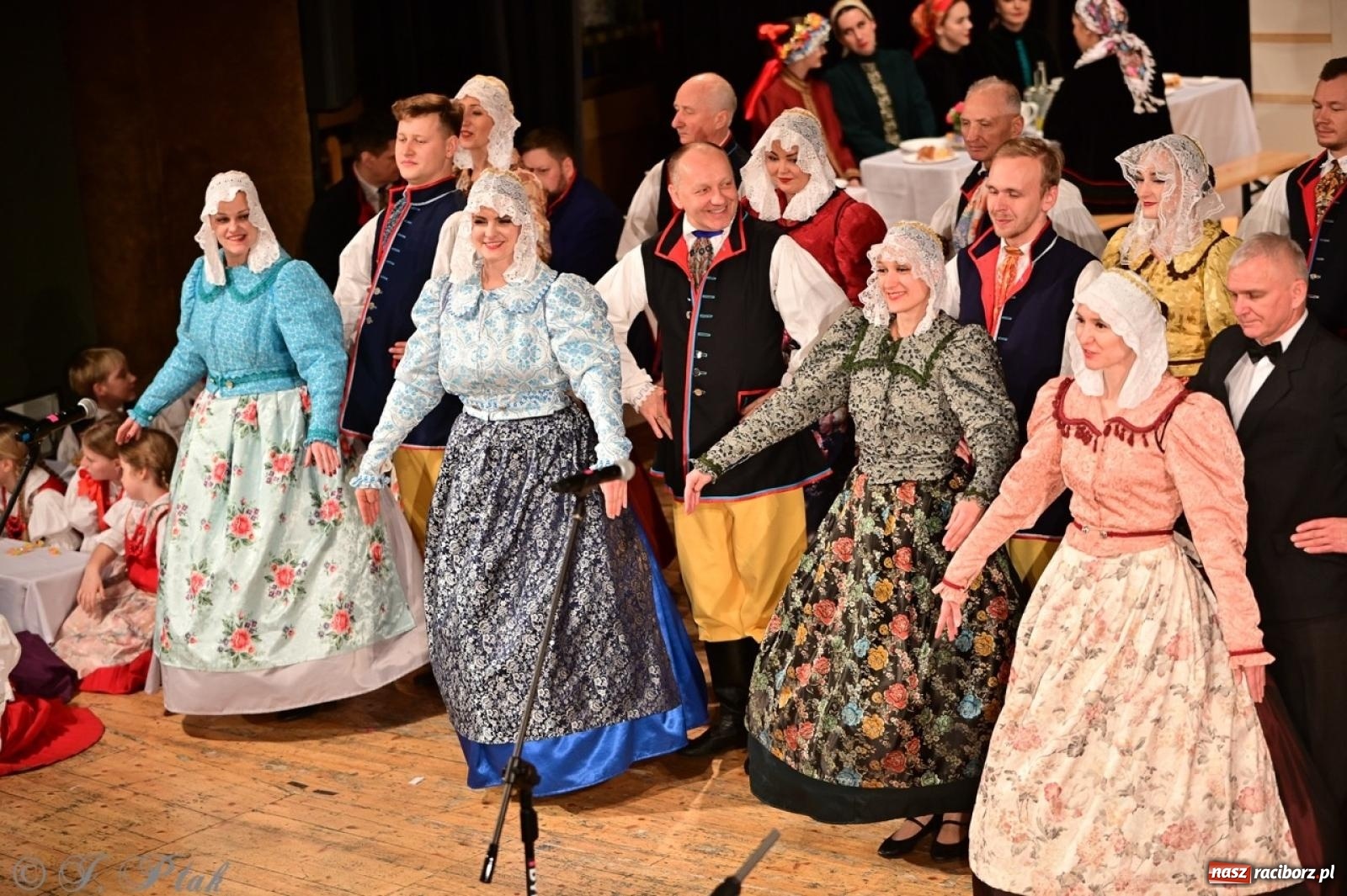 Zdjęcie w galerii na portalu naszraciborz.pl: Raciborzanie wystawili w RCK-u widowisko folklorystyczne Wesele wiadomości z regionu