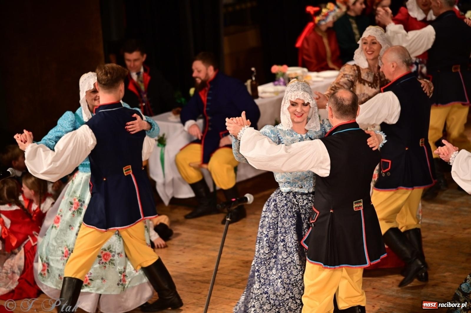 Zdjęcie w galerii na portalu naszraciborz.pl: Raciborzanie wystawili w RCK-u widowisko folklorystyczne Wesele wiadomości z regionu