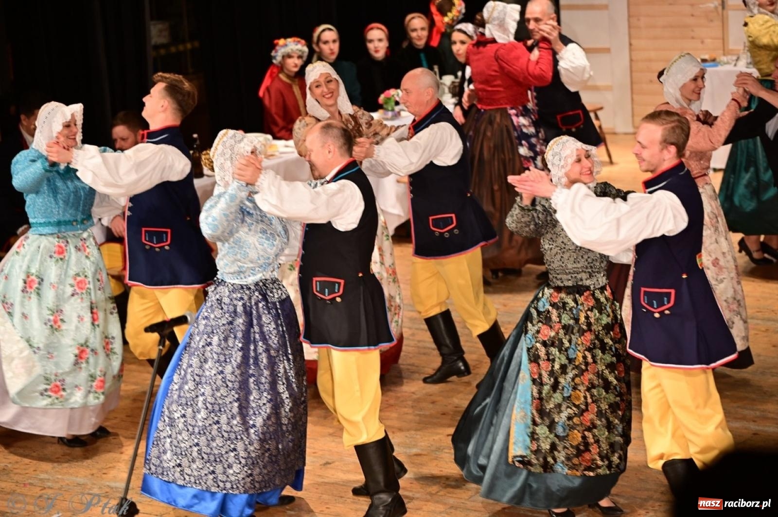 Zdjęcie w galerii na portalu naszraciborz.pl: Raciborzanie wystawili w RCK-u widowisko folklorystyczne Wesele wiadomości z regionu