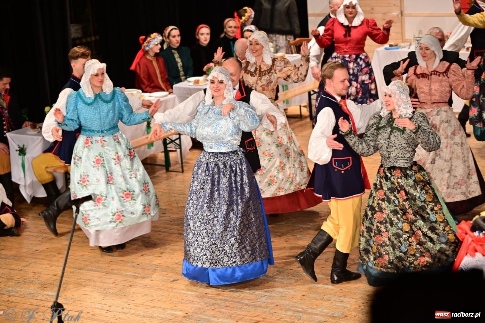Zdjęcie w galerii na portalu naszraciborz.pl: Raciborzanie wystawili w RCK-u widowisko folklorystyczne Wesele wiadomości z regionu