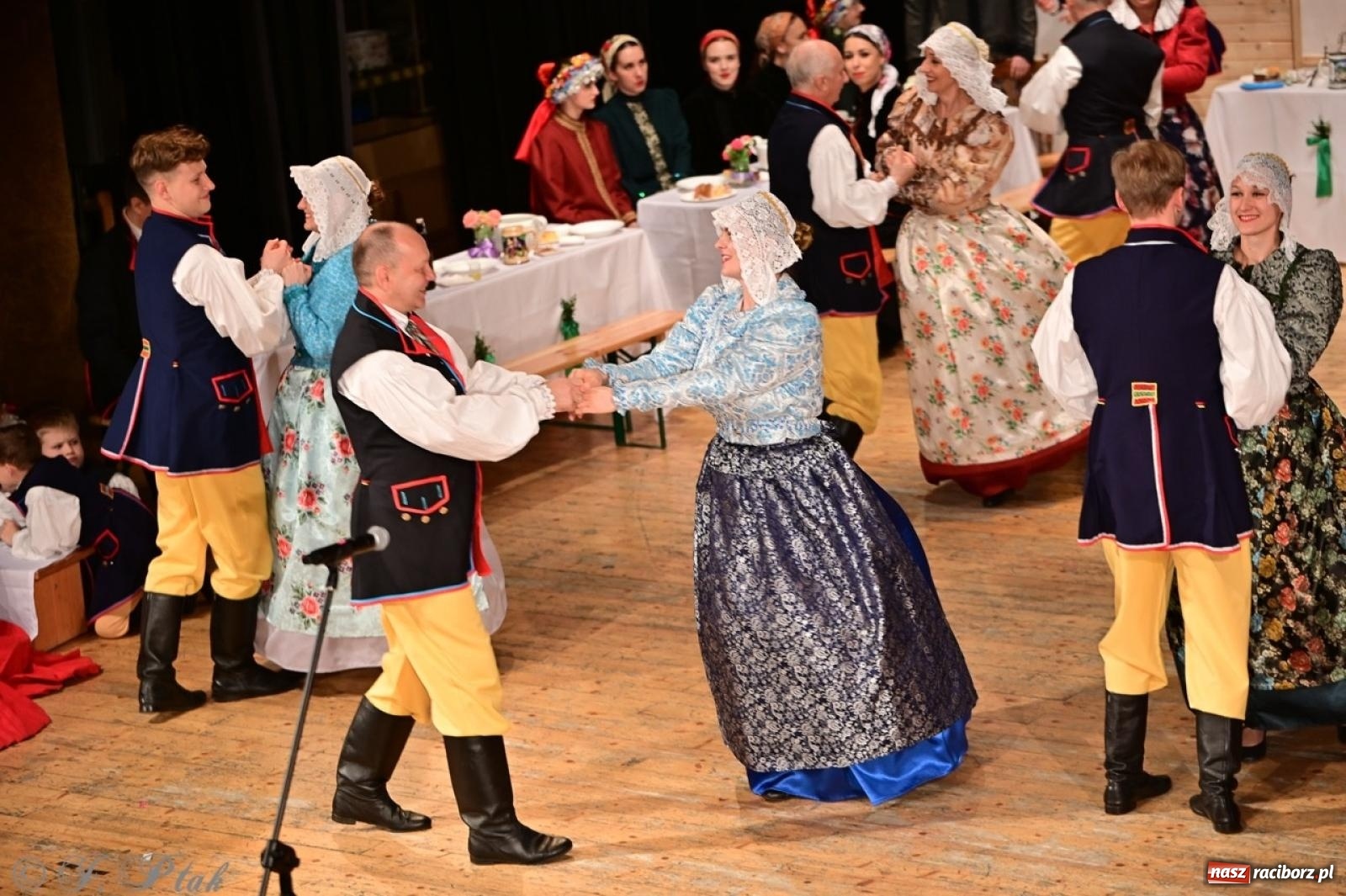 Zdjęcie w galerii na portalu naszraciborz.pl: Raciborzanie wystawili w RCK-u widowisko folklorystyczne Wesele wiadomości z regionu