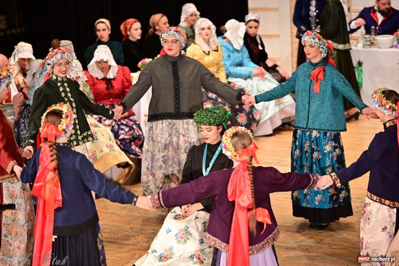 Zdjęcie w galerii na portalu naszraciborz.pl: Raciborzanie wystawili w RCK-u widowisko folklorystyczne Wesele wiadomości z regionu