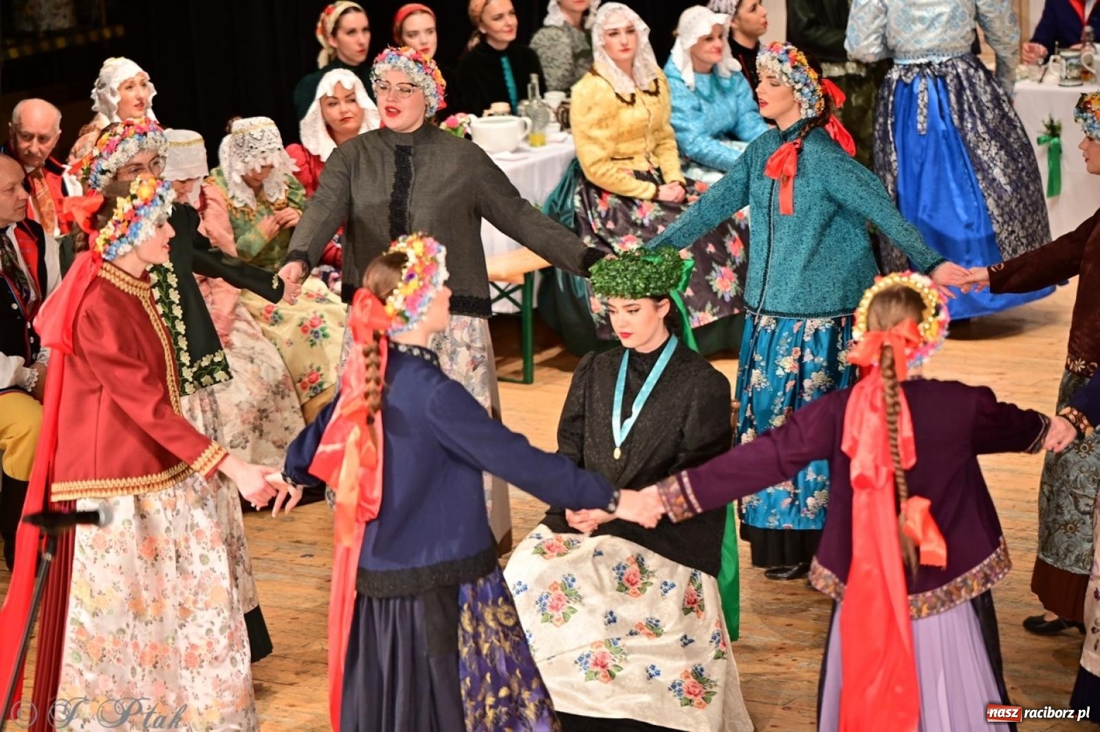 Zdjęcie w galerii na portalu naszraciborz.pl: Raciborzanie wystawili w RCK-u widowisko folklorystyczne Wesele wiadomości z regionu