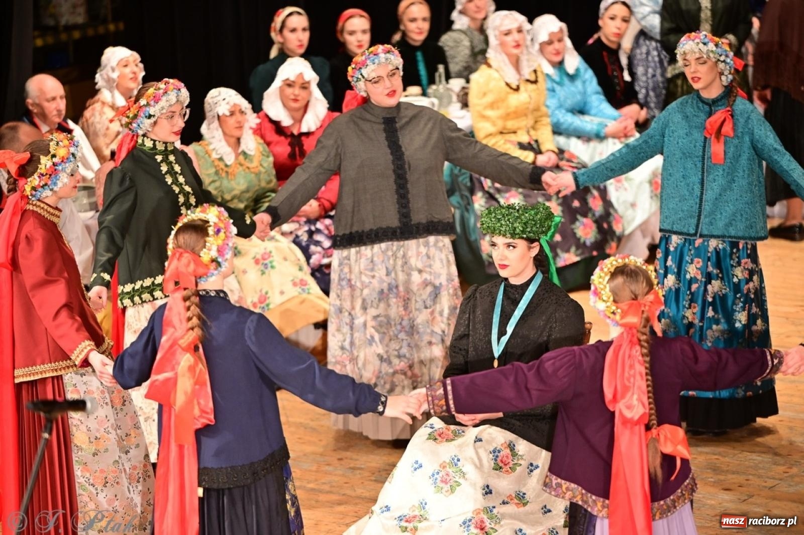 Zdjęcie w galerii na portalu naszraciborz.pl: Raciborzanie wystawili w RCK-u widowisko folklorystyczne Wesele wiadomości z regionu