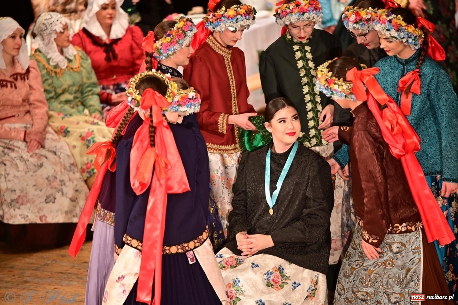 Zdjęcie w galerii na portalu naszraciborz.pl: Raciborzanie wystawili w RCK-u widowisko folklorystyczne Wesele wiadomości z regionu