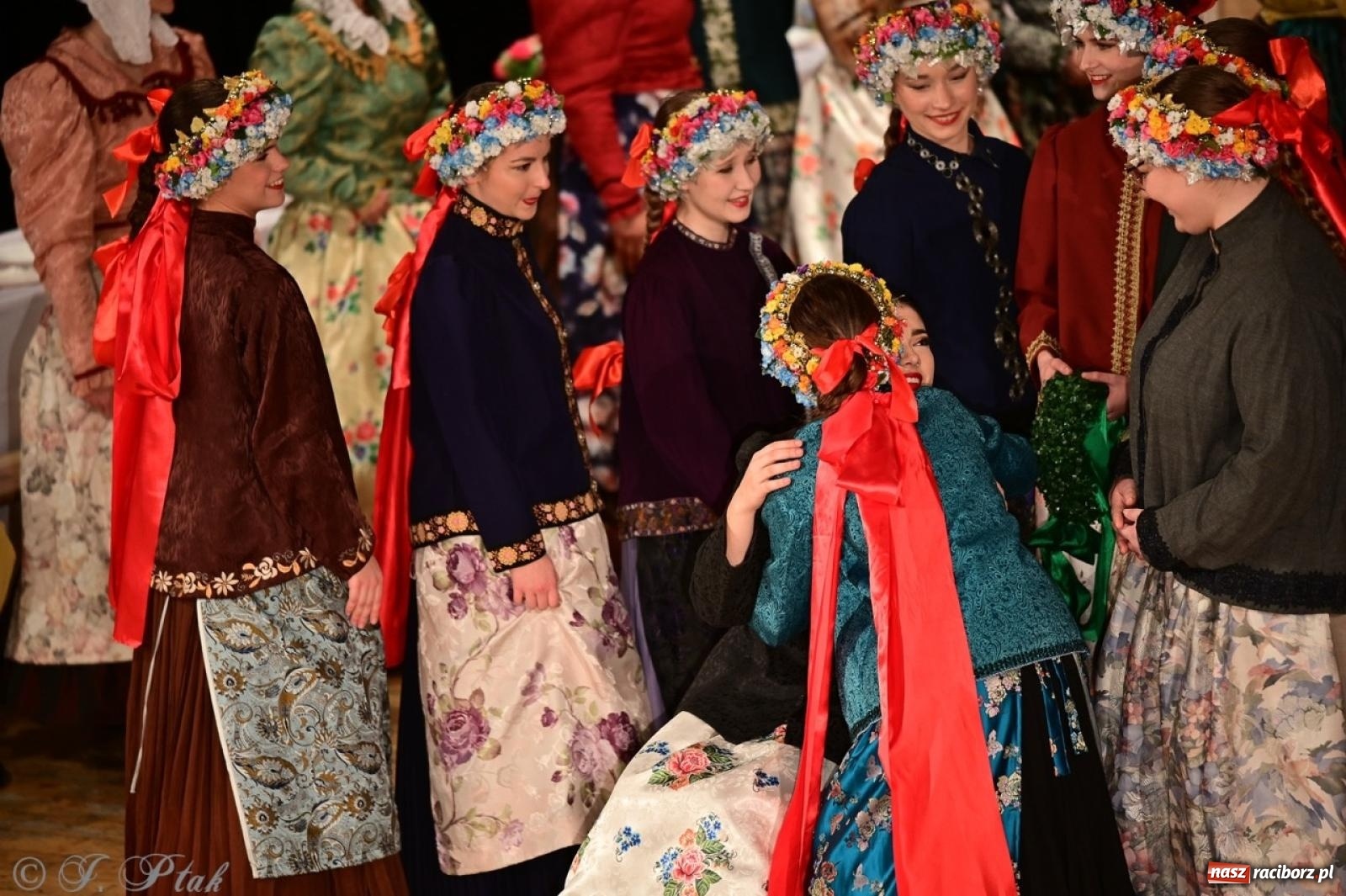 Zdjęcie w galerii na portalu naszraciborz.pl: Raciborzanie wystawili w RCK-u widowisko folklorystyczne Wesele wiadomości z regionu