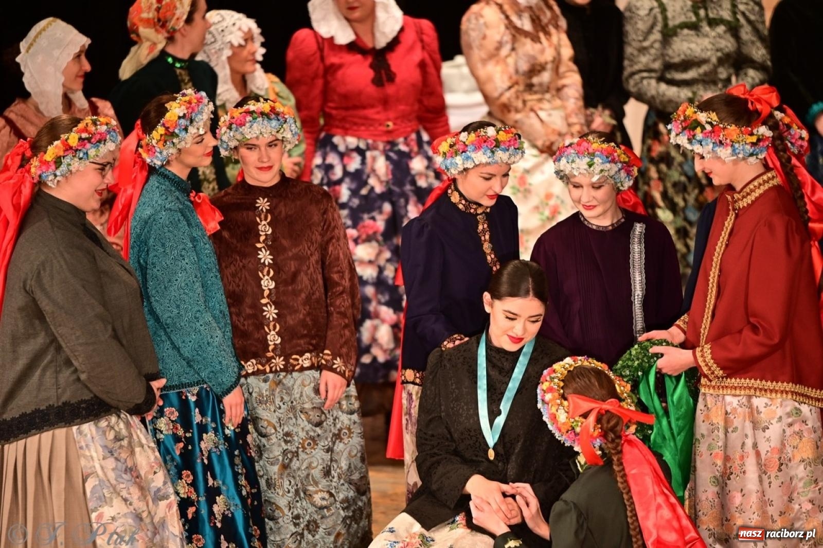 Zdjęcie w galerii na portalu naszraciborz.pl: Raciborzanie wystawili w RCK-u widowisko folklorystyczne Wesele wiadomości z regionu