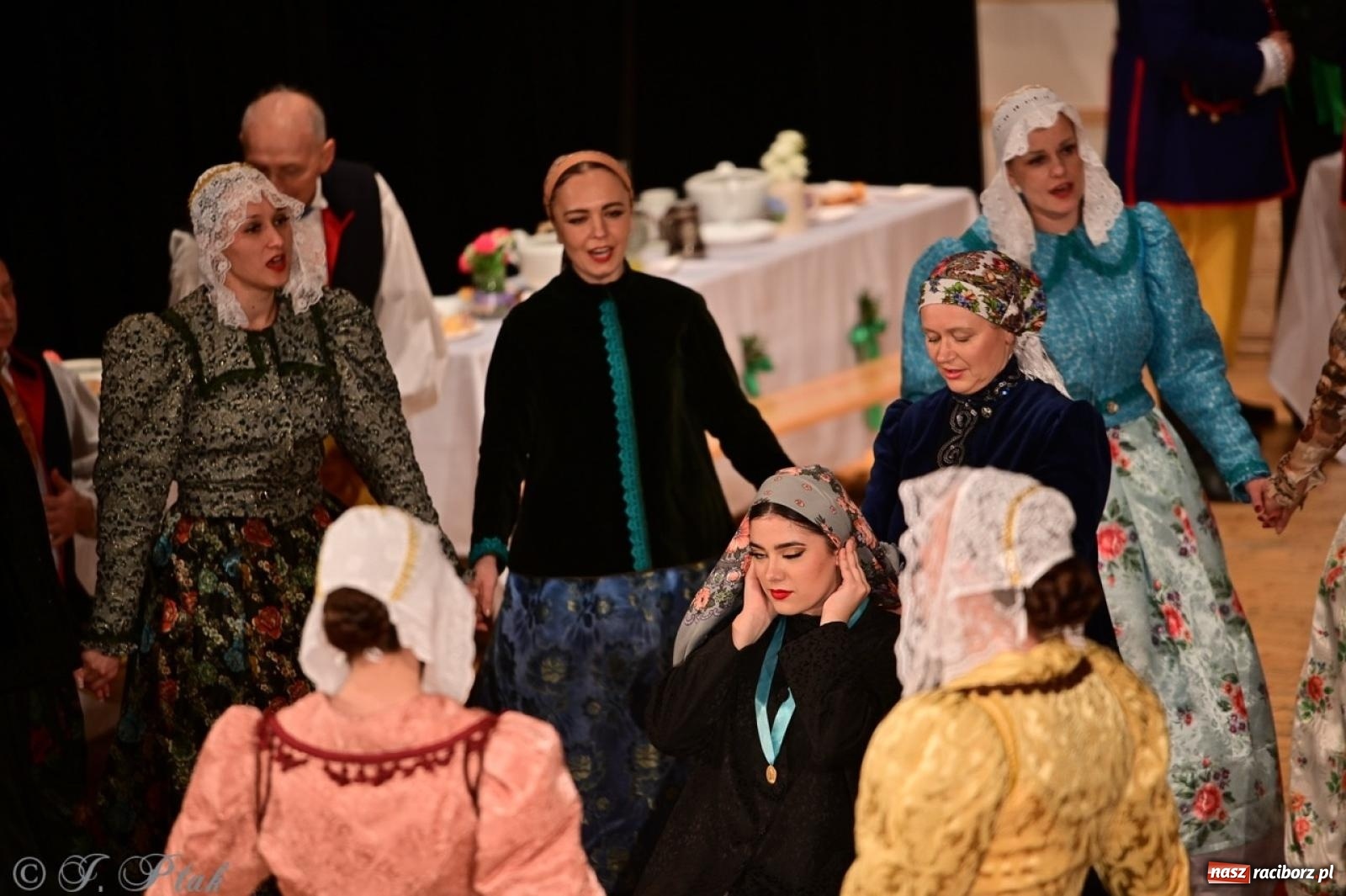 Zdjęcie w galerii na portalu naszraciborz.pl: Raciborzanie wystawili w RCK-u widowisko folklorystyczne Wesele wiadomości z regionu
