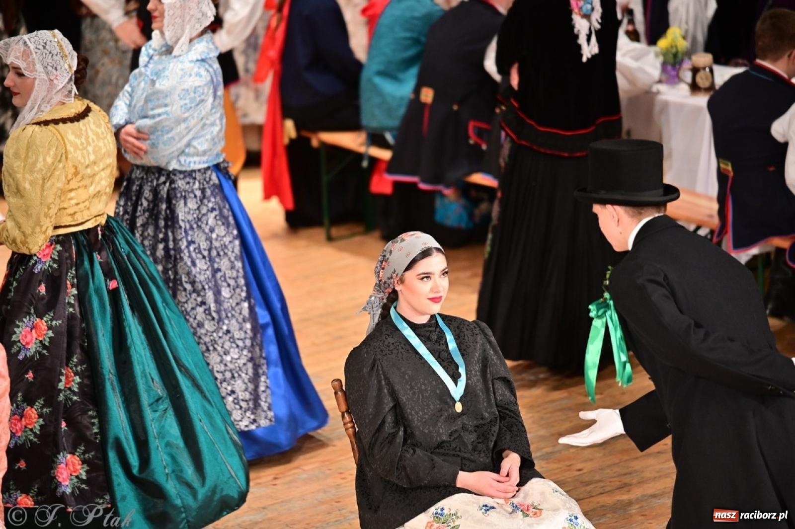 Zdjęcie w galerii na portalu naszraciborz.pl: Raciborzanie wystawili w RCK-u widowisko folklorystyczne Wesele wiadomości z regionu