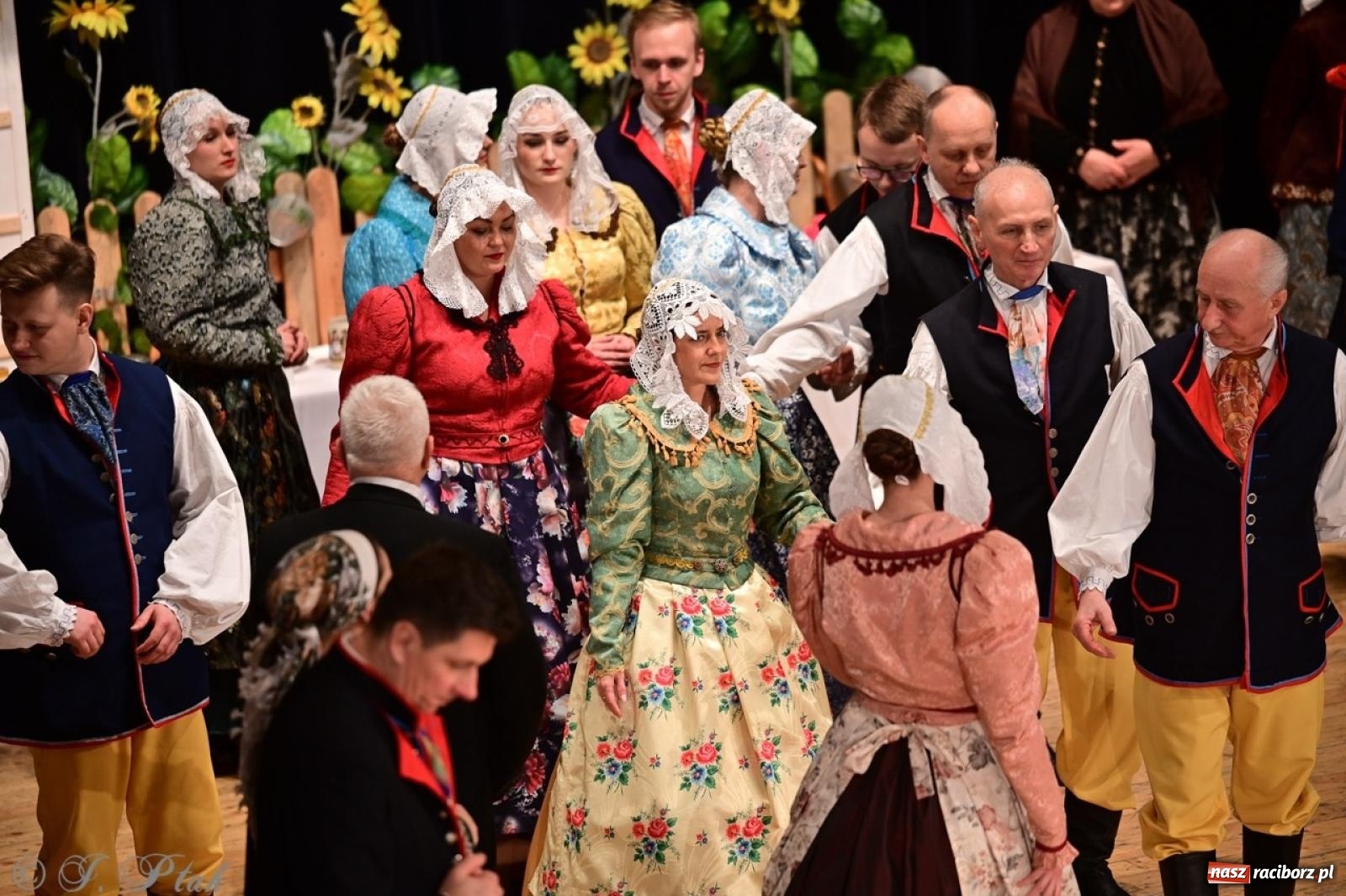 Zdjęcie w galerii na portalu naszraciborz.pl: Raciborzanie wystawili w RCK-u widowisko folklorystyczne Wesele wiadomości z regionu
