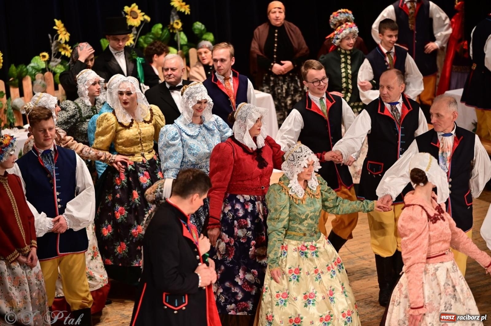 Zdjęcie w galerii na portalu naszraciborz.pl: Raciborzanie wystawili w RCK-u widowisko folklorystyczne Wesele wiadomości z regionu