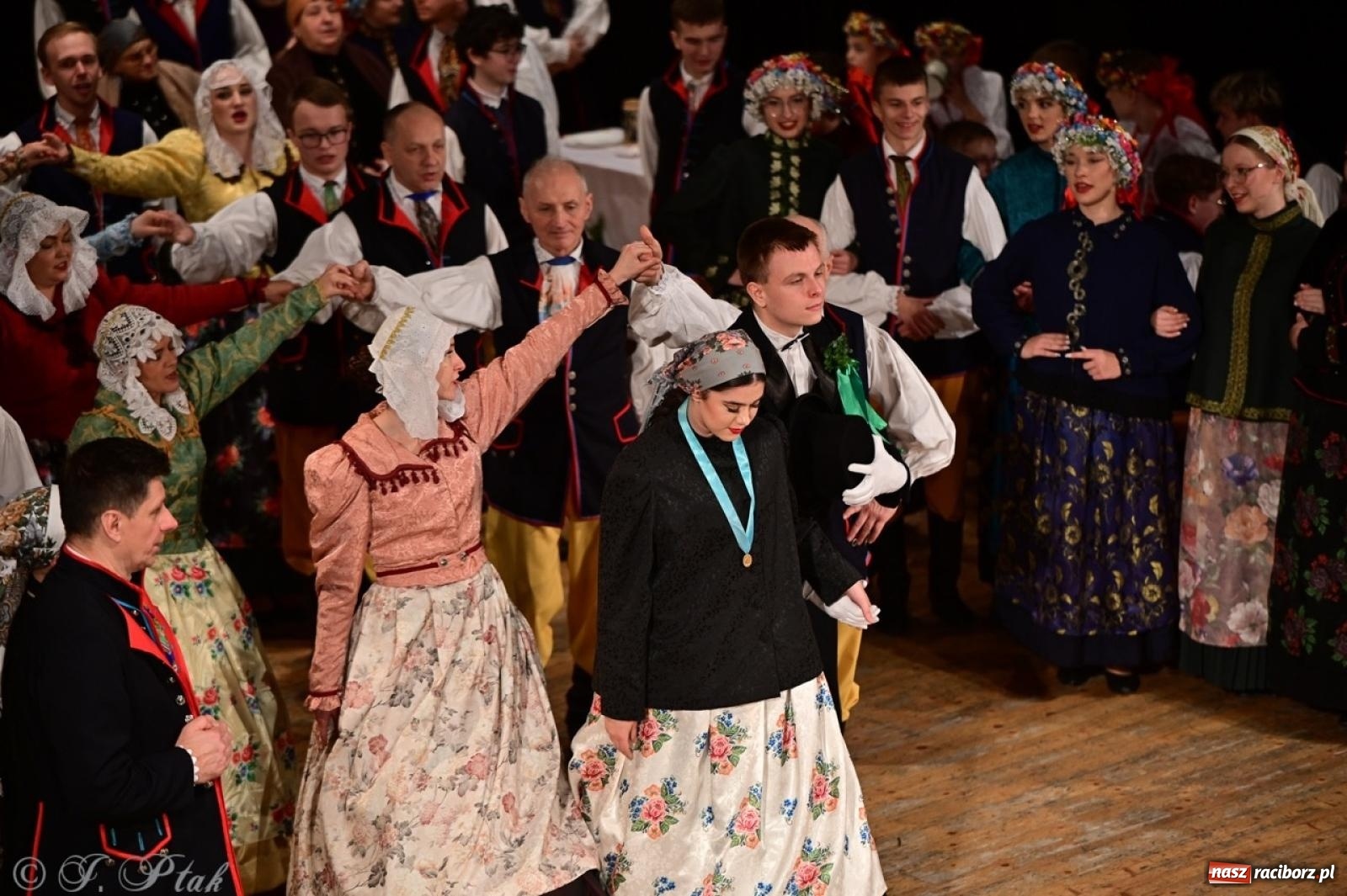 Zdjęcie w galerii na portalu naszraciborz.pl: Raciborzanie wystawili w RCK-u widowisko folklorystyczne Wesele wiadomości z regionu