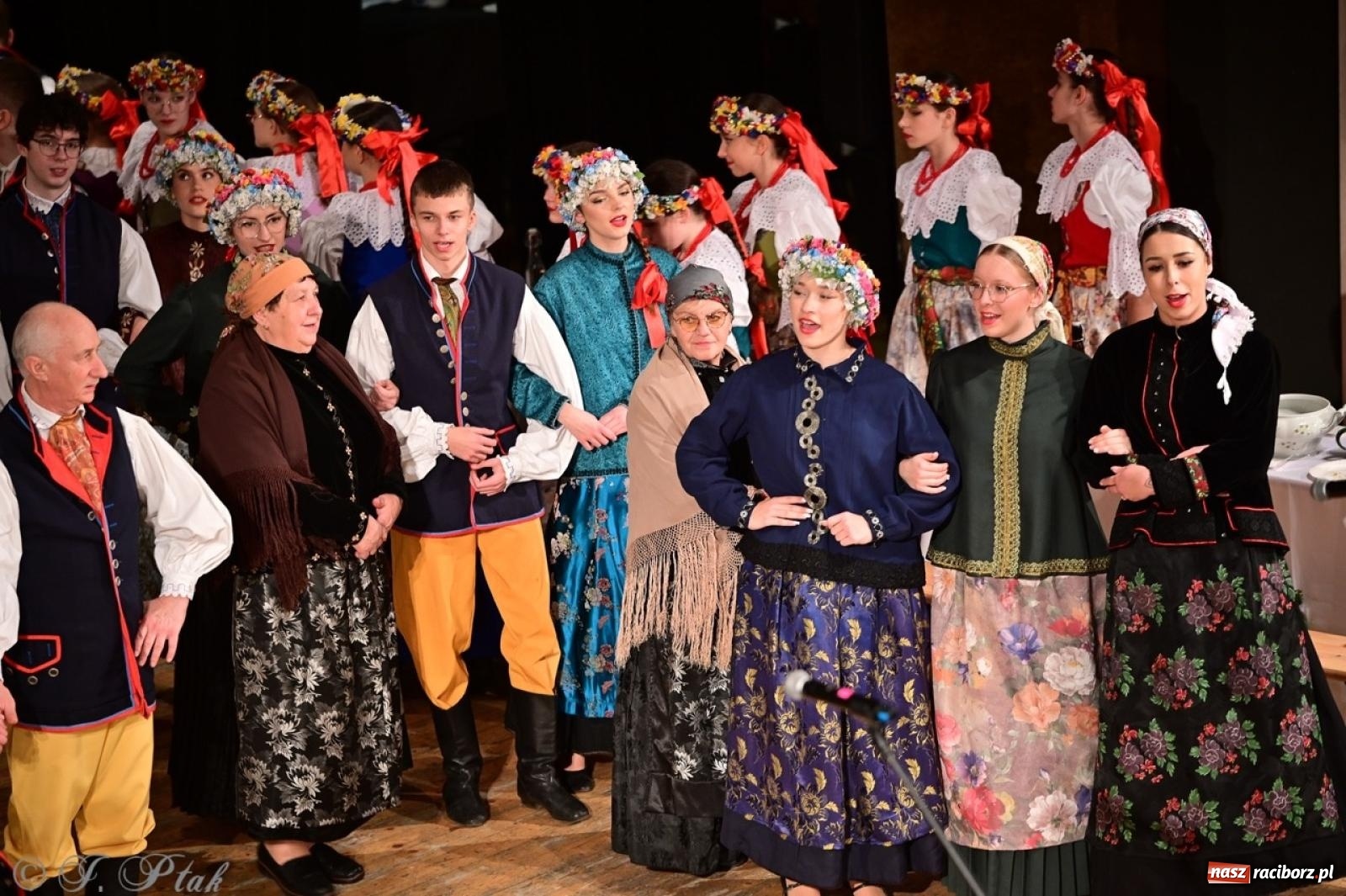 Zdjęcie w galerii na portalu naszraciborz.pl: Raciborzanie wystawili w RCK-u widowisko folklorystyczne Wesele wiadomości z regionu
